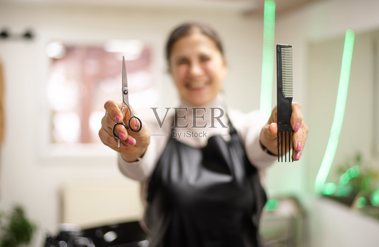 一位年长的女性发廊小企业主肖像照片摄影图片