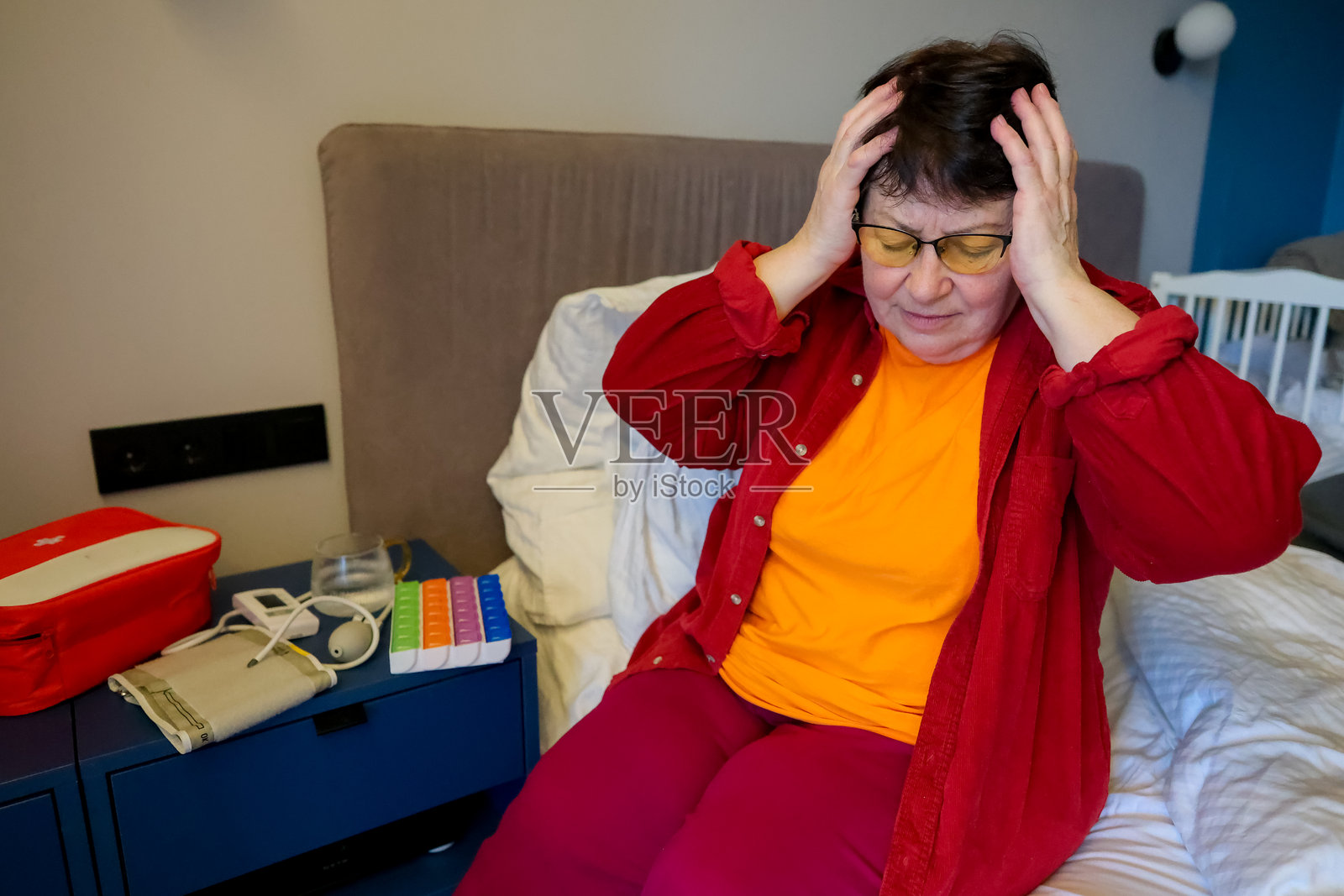 患有严重头痛的女性照片摄影图片