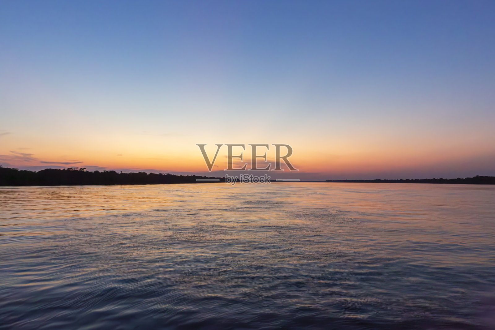 巴西亚马逊,尼格罗河上空的日出地平线照片摄影图片