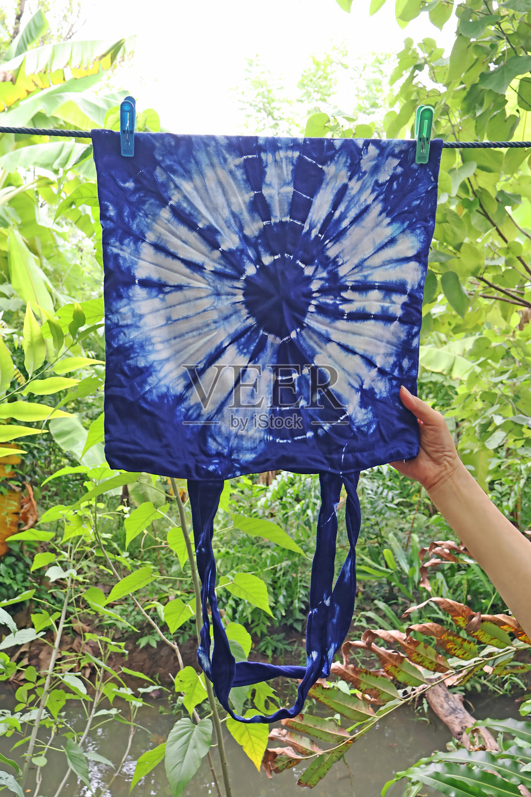 从白到蓝,纹理独特,泰国传统靛蓝扎染托特包成品照片摄影图片