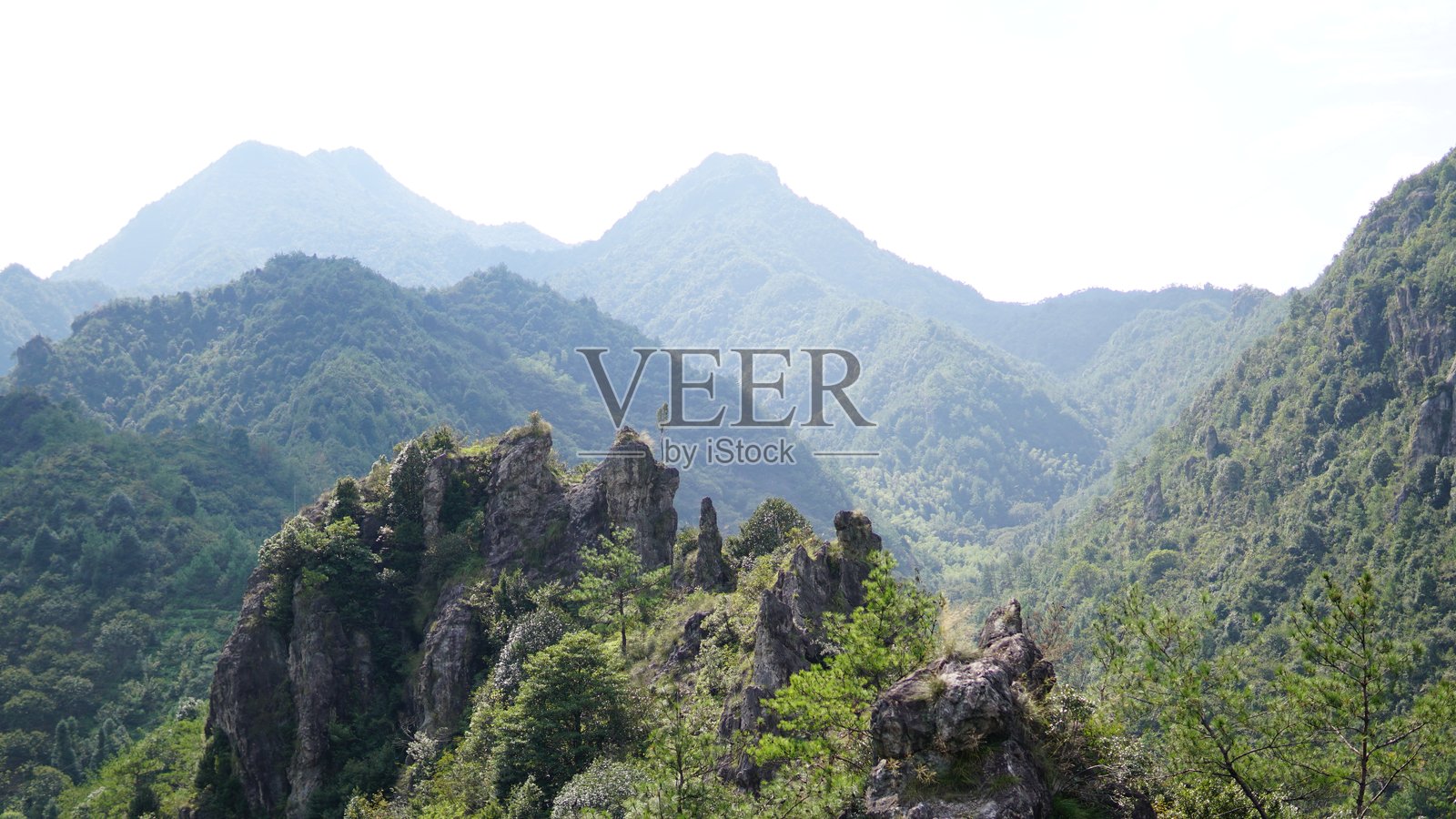 金华山秋景——浙江金山与宁静的森林照片摄影图片