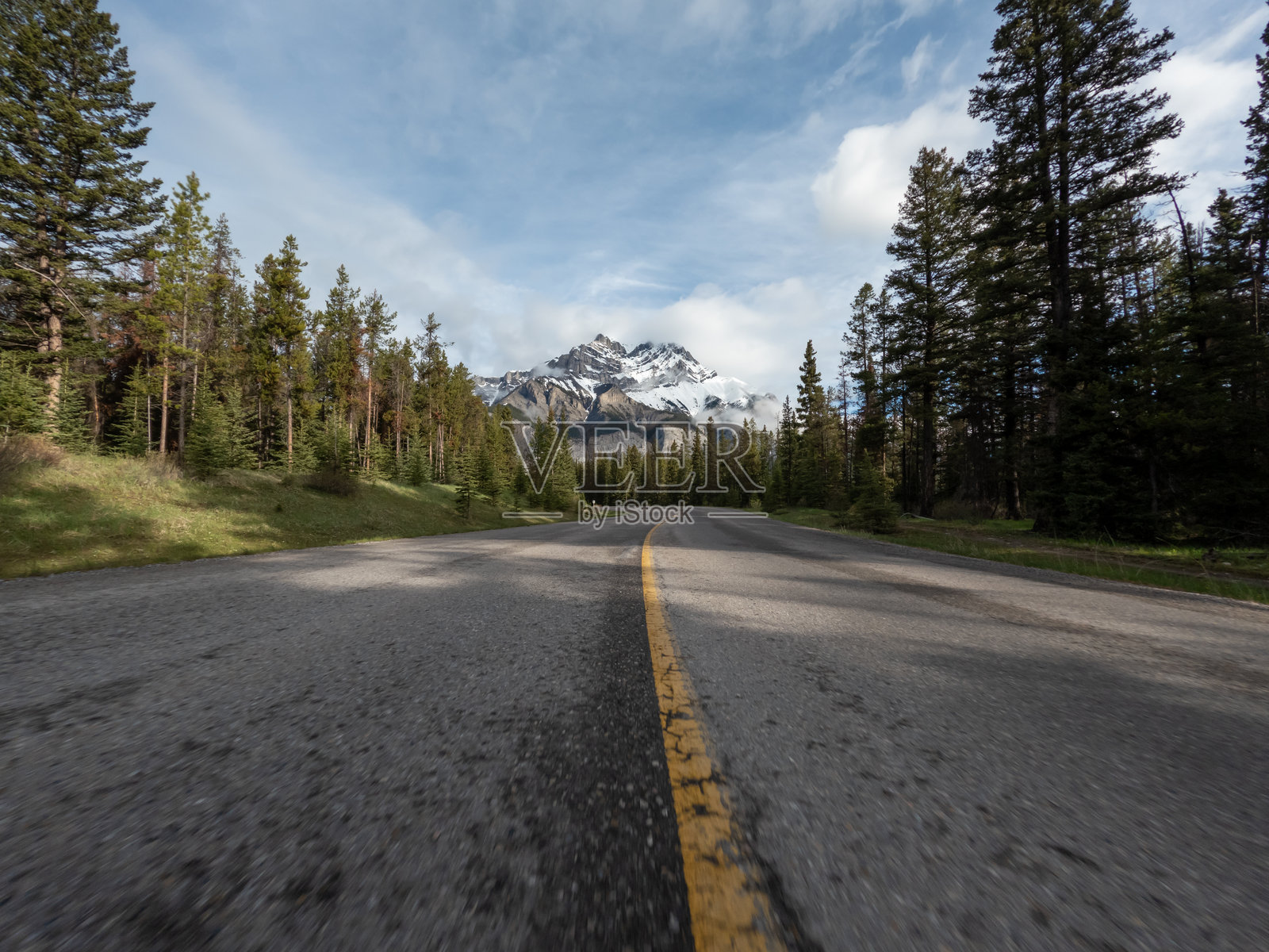 夏日,从第一视角看,车辆行驶在加拿大落基山脉的空旷道路上,加拿大照片摄影图片