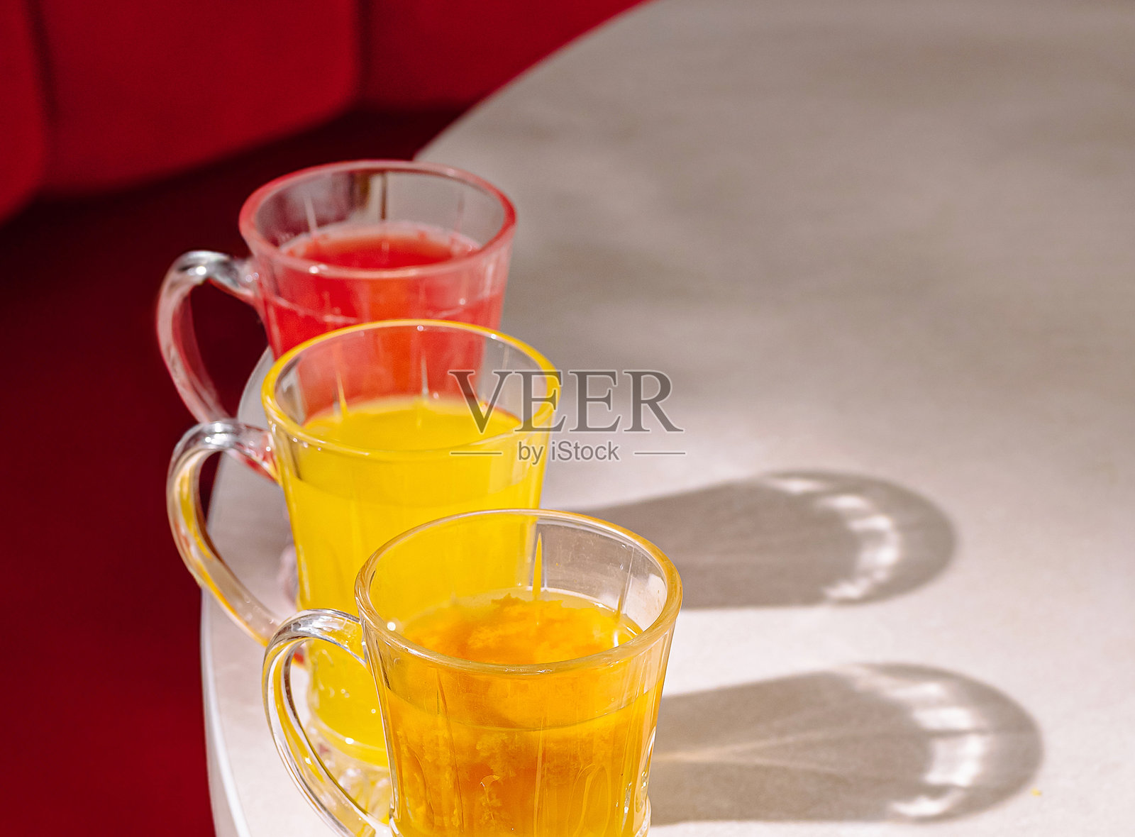 下午,在舒适的环境中,桌上摆放着色彩鲜艳的饮品照片摄影图片