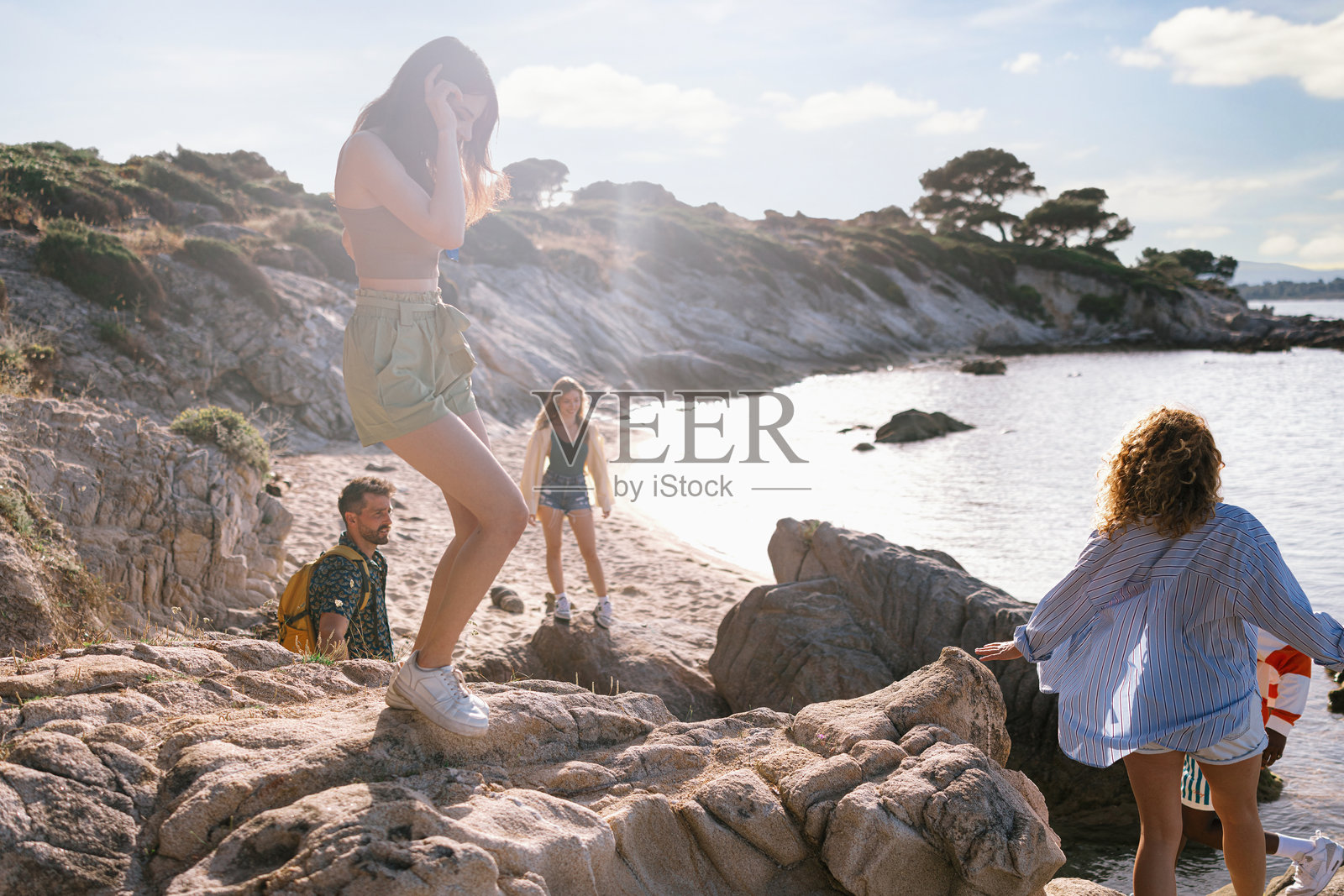 徒步海岸后,朋友们抵达了隐蔽的海滩照片摄影图片