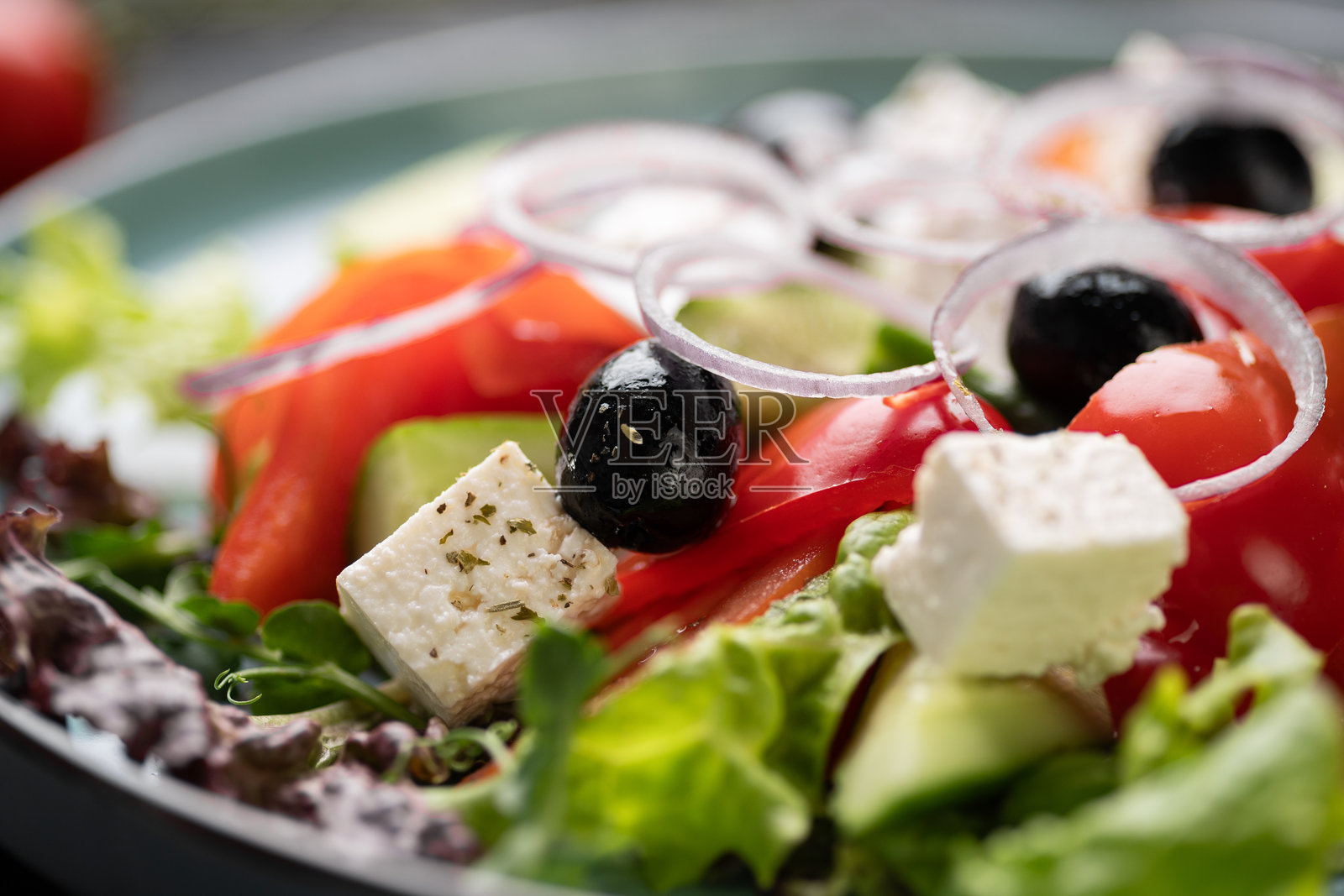 餐厅餐桌上盛有新鲜食材的希腊沙拉照片摄影图片