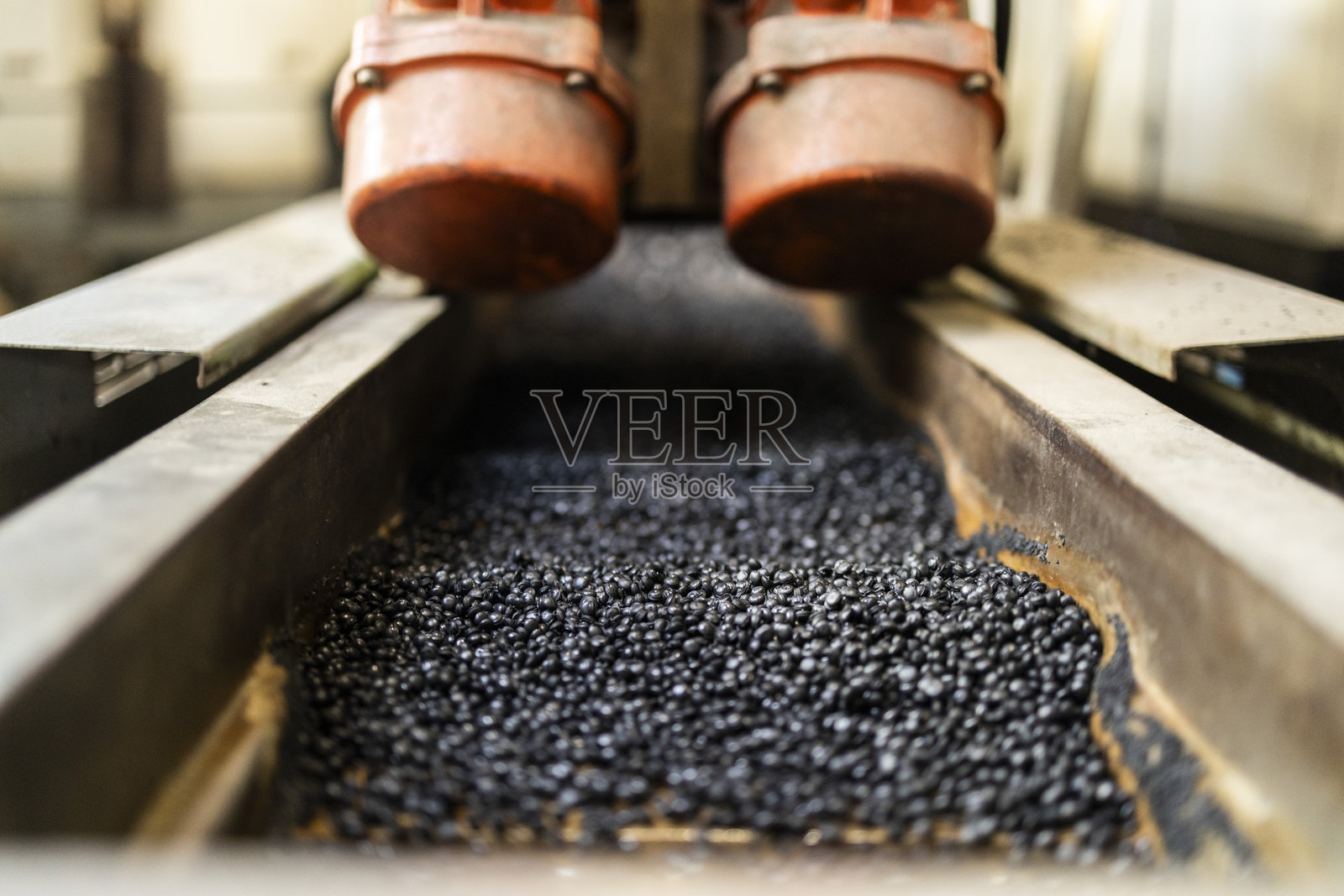 塑料颗粒在传送机上移动照片摄影图片