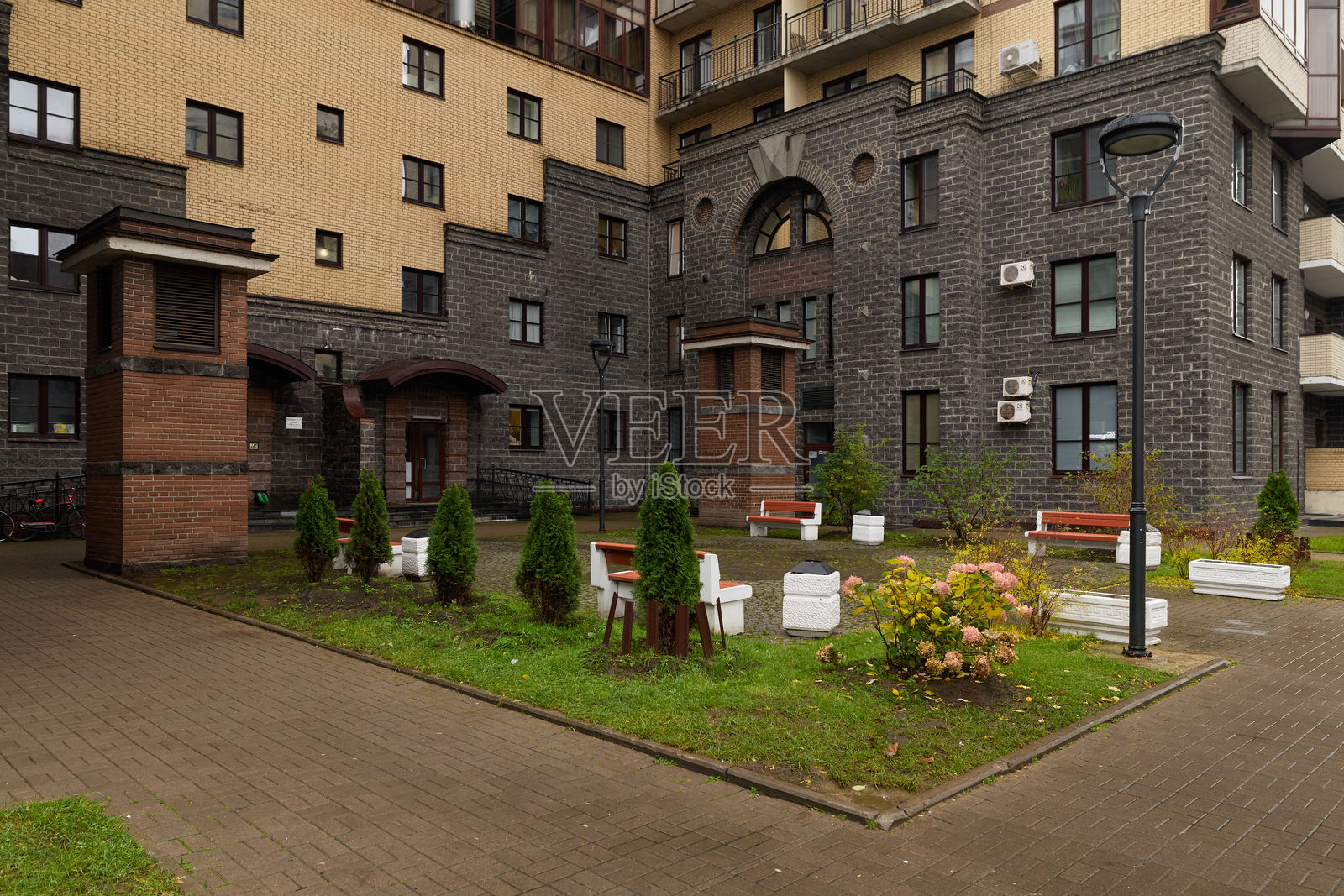 城市中宁静的公共庭院,有精心打理的草坪和装饰元素照片摄影图片