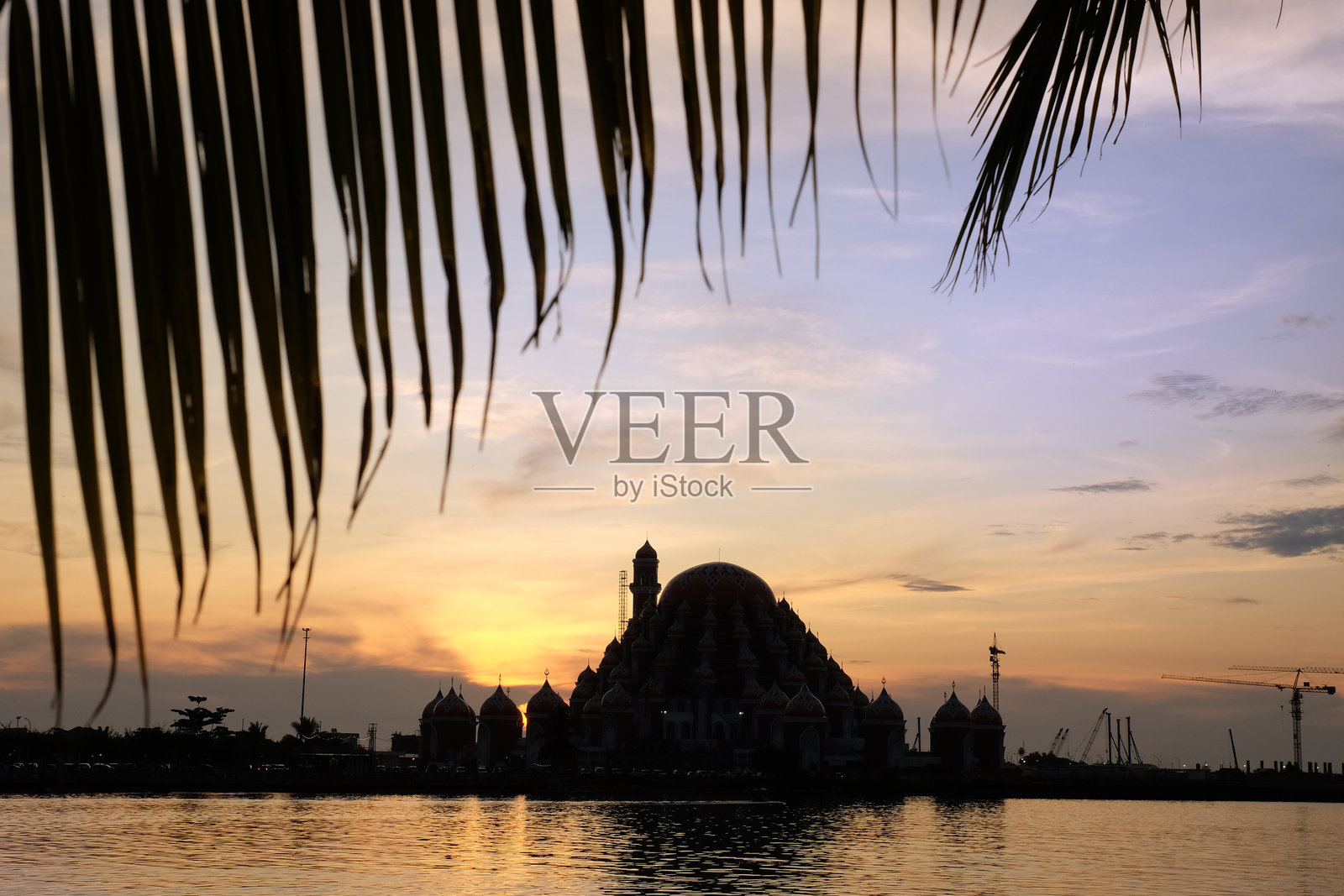 日落时分,位于洛萨里海滩的99座金顶清真寺,望向日落照片摄影图片