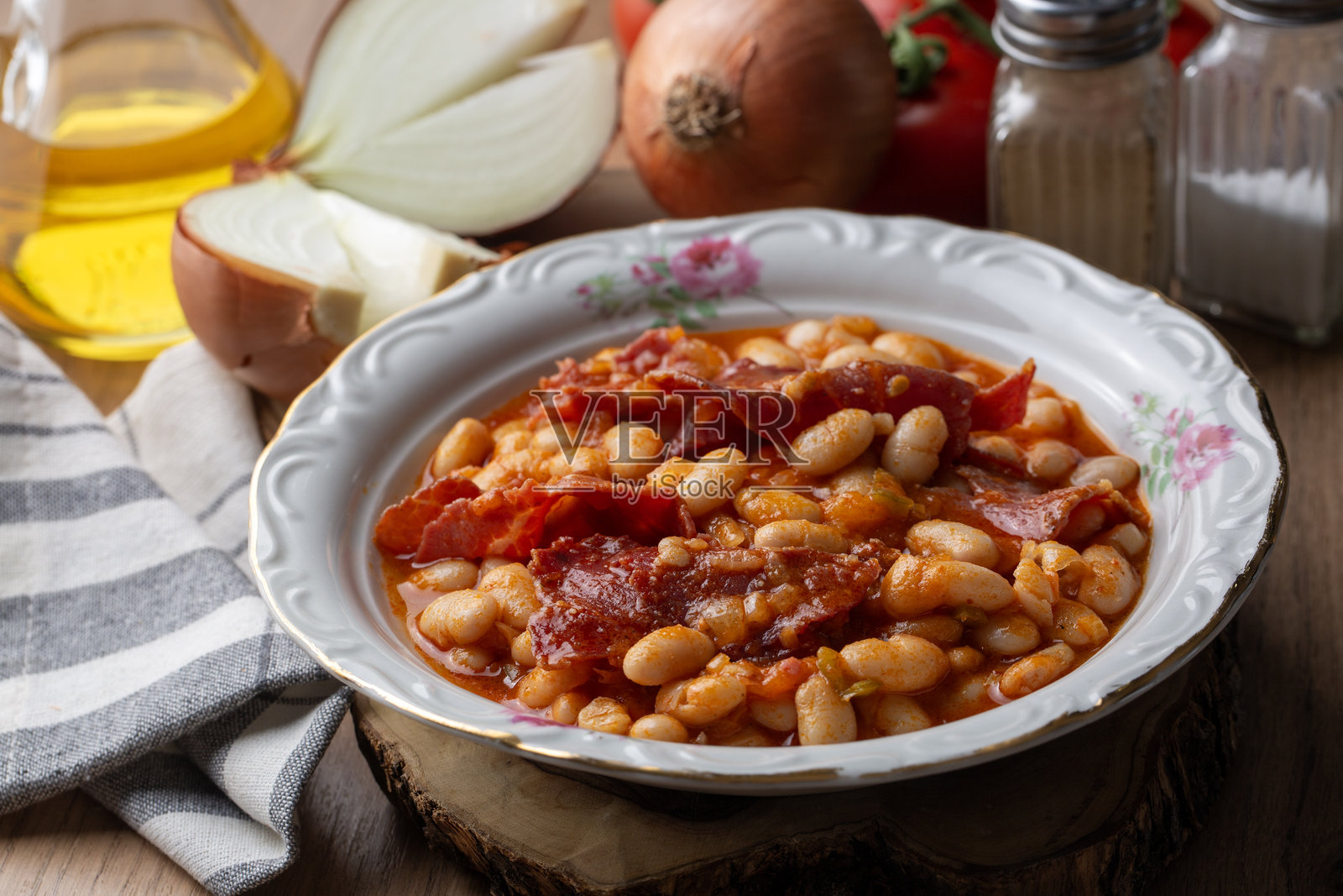 土耳其传统美食;香肠豆,培根豆。土耳其语名称;Pastirmali Kuru Fasulye照片摄影图片