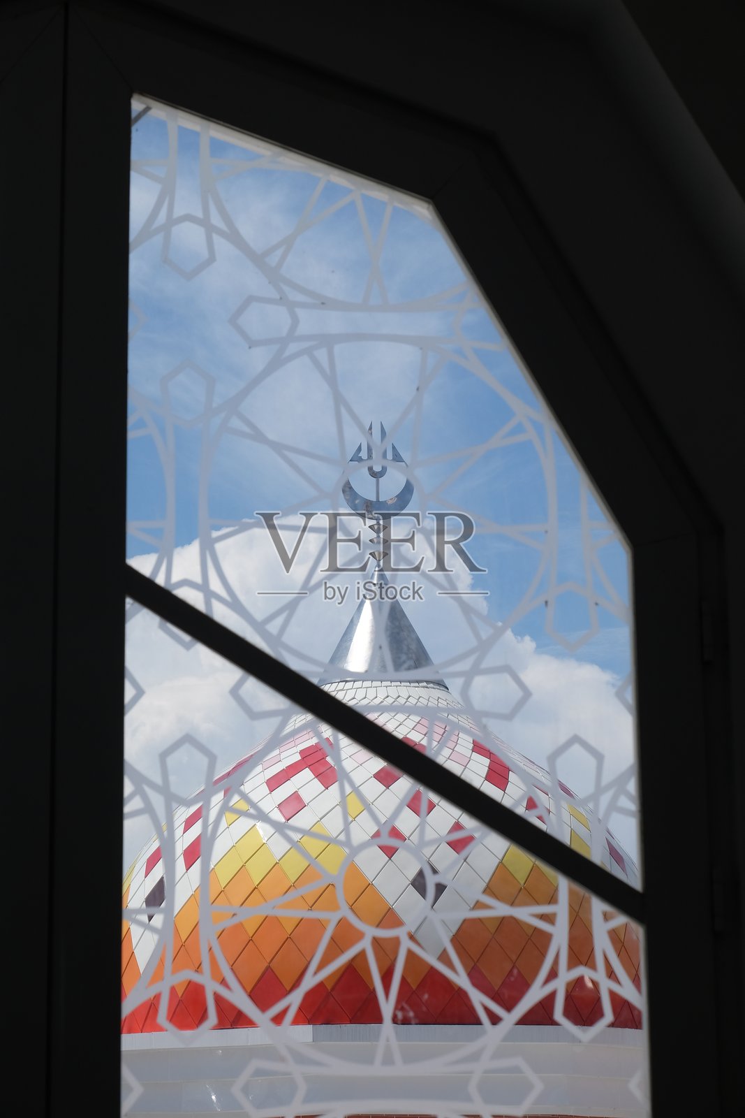 洛萨里海滩上的99座金顶清真寺,从清真寺窗户望去照片摄影图片