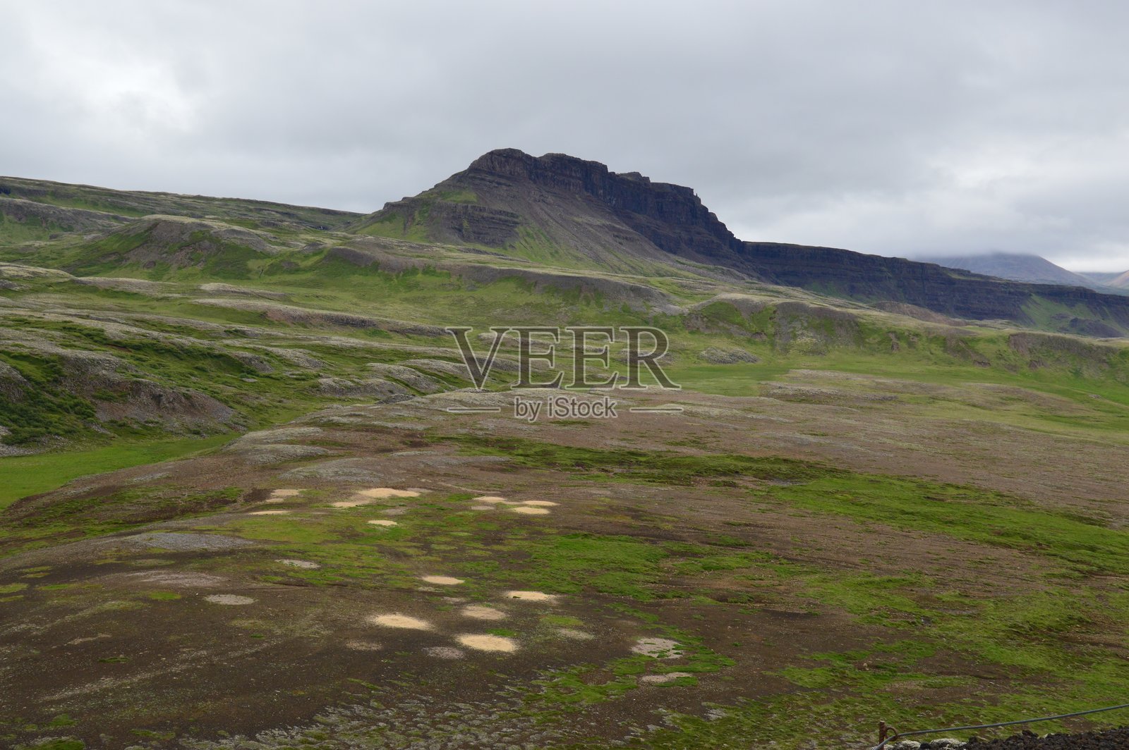 冰岛高地的广阔火山谷和玄武岩峰峦照片摄影图片