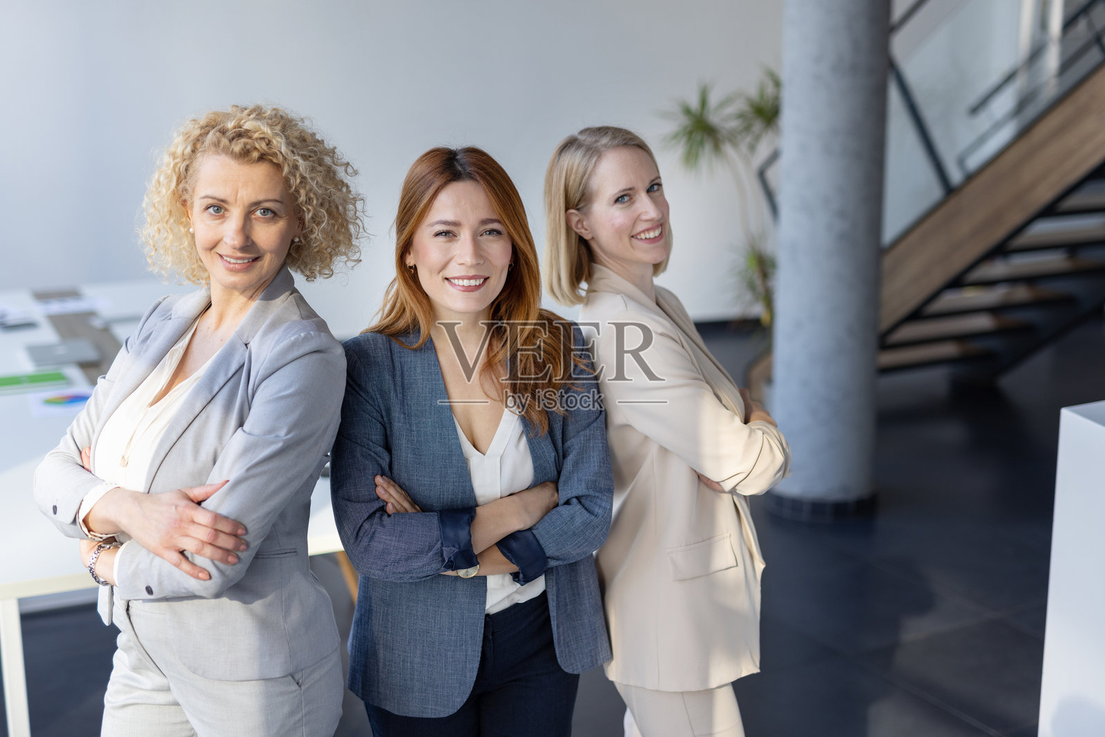 一群职业女性在现代办公室环境中合影照片摄影图片