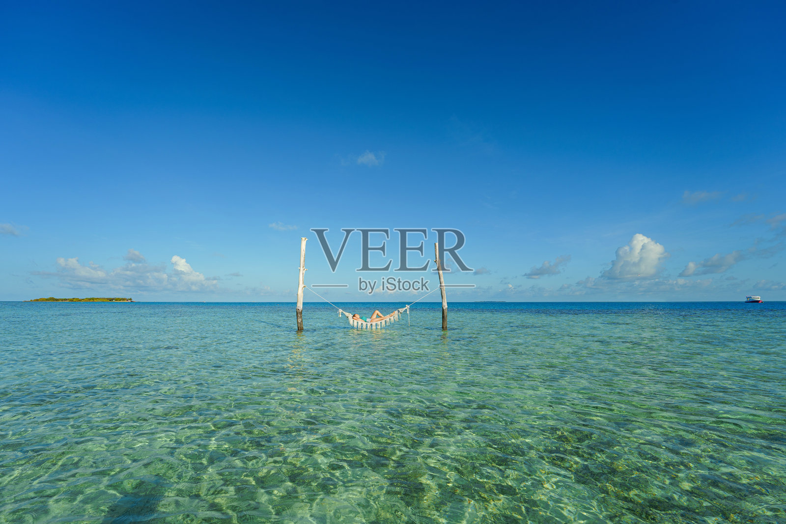 快乐生活的女孩在海边的吊床上照片摄影图片