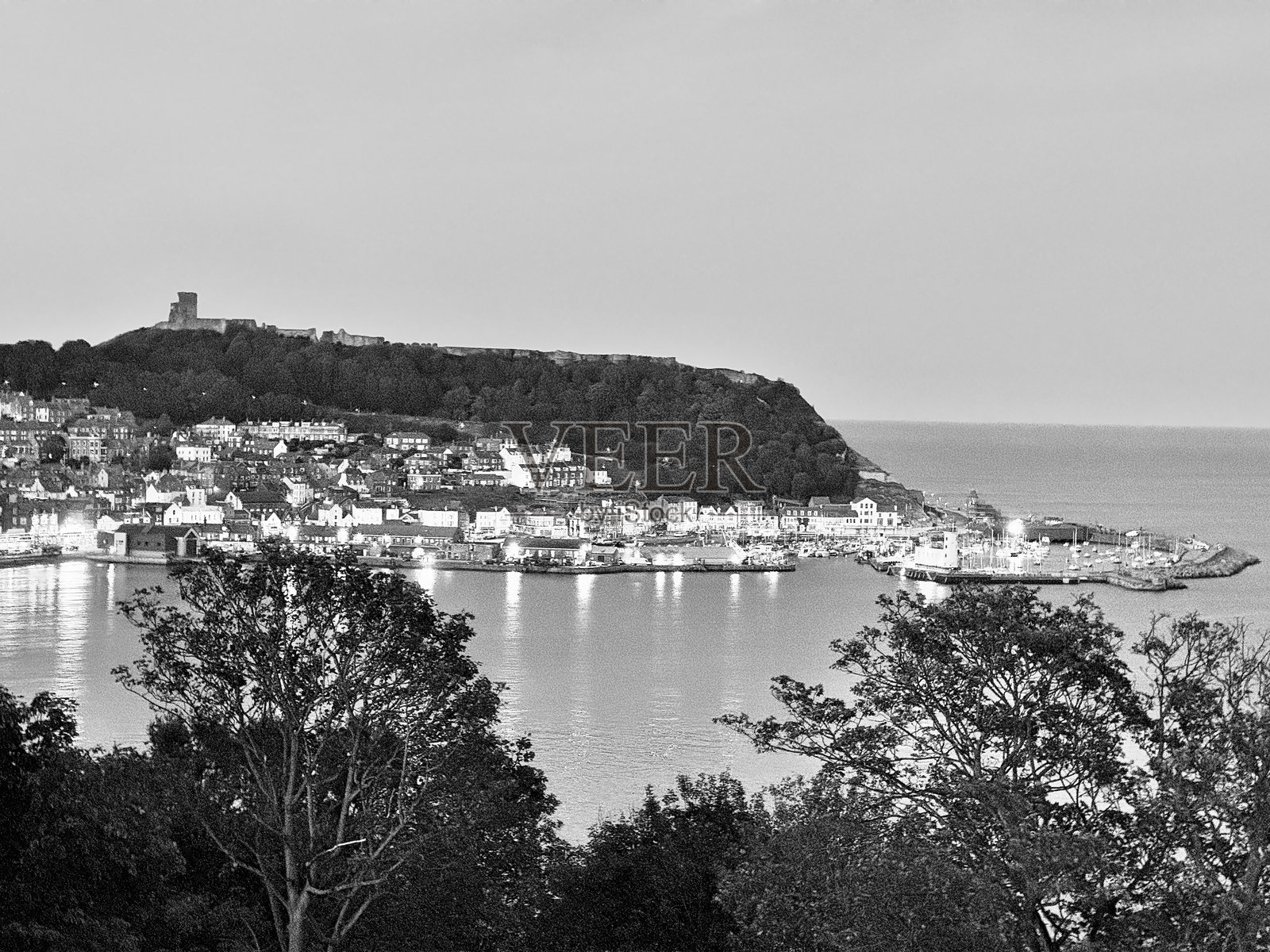 黄昏时分北约克郡斯卡伯勒的海岸线照片摄影图片