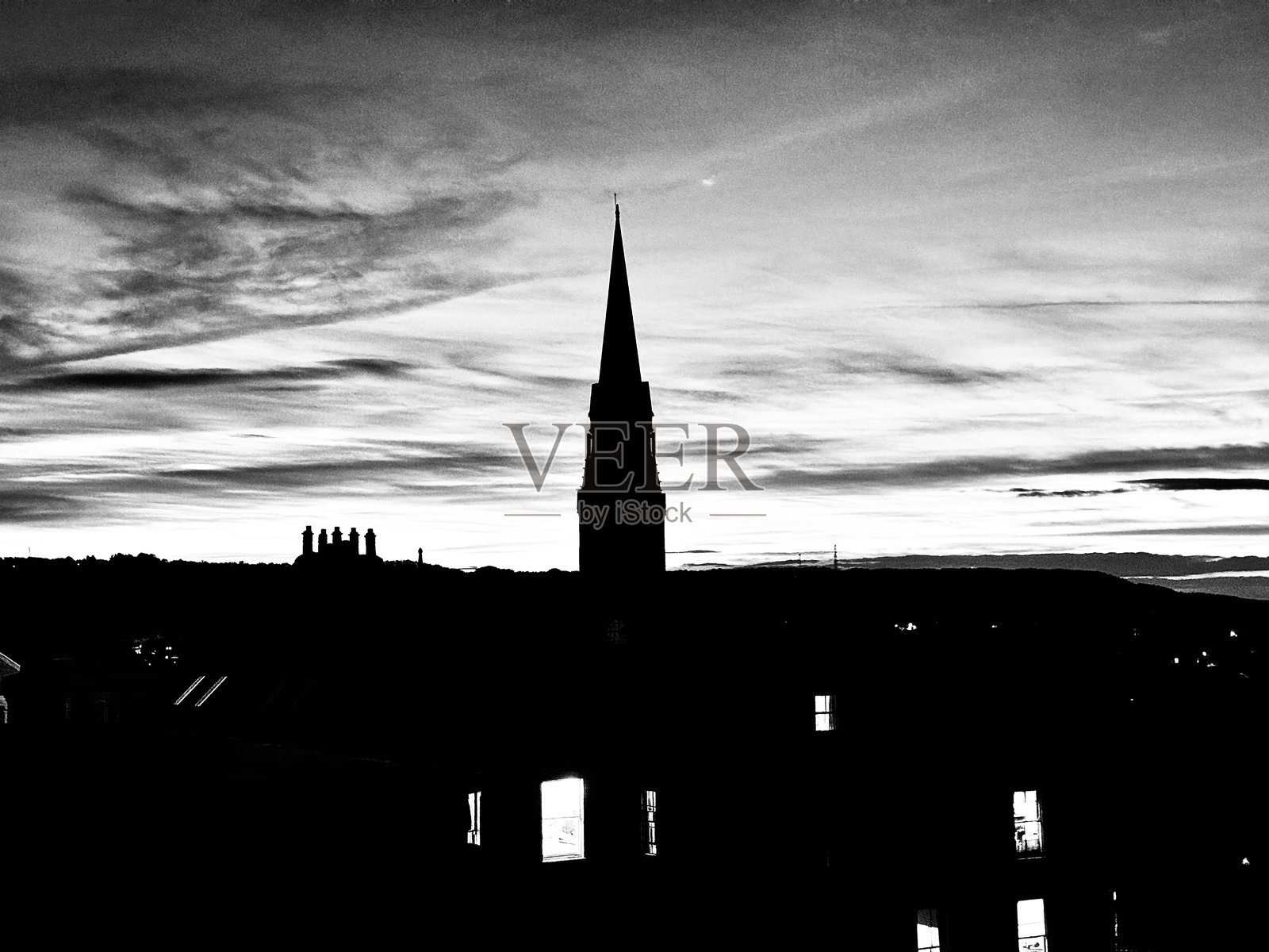 约克郡斯卡伯勒的教堂尖顶、钟楼和城市建筑的剪影照片摄影图片