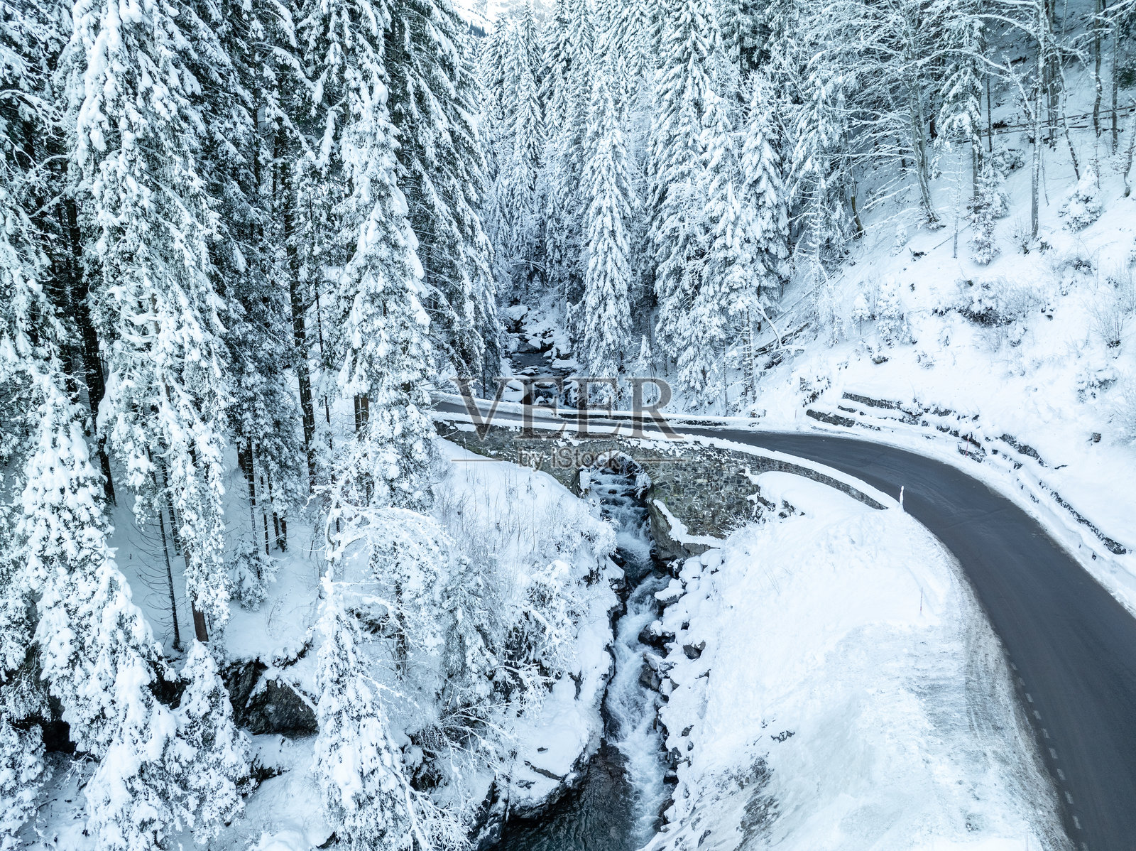 无人机视角下的瑞士冬季道路照片摄影图片