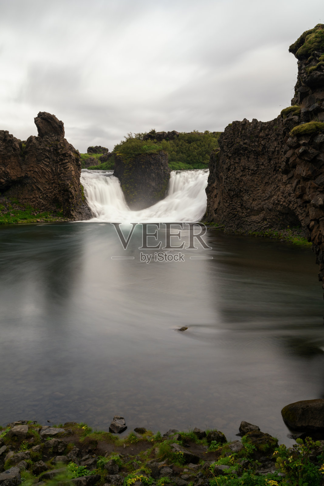 冰岛南部赫亚尔帕丰斯瀑布的垂直视角照片摄影图片