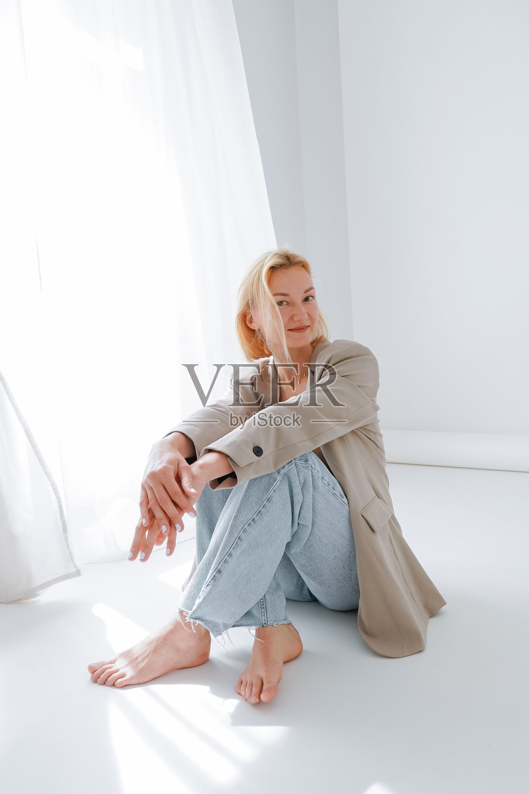 自然光下工作室拍摄的时尚自信的年轻女性肖像。照片摄影图片