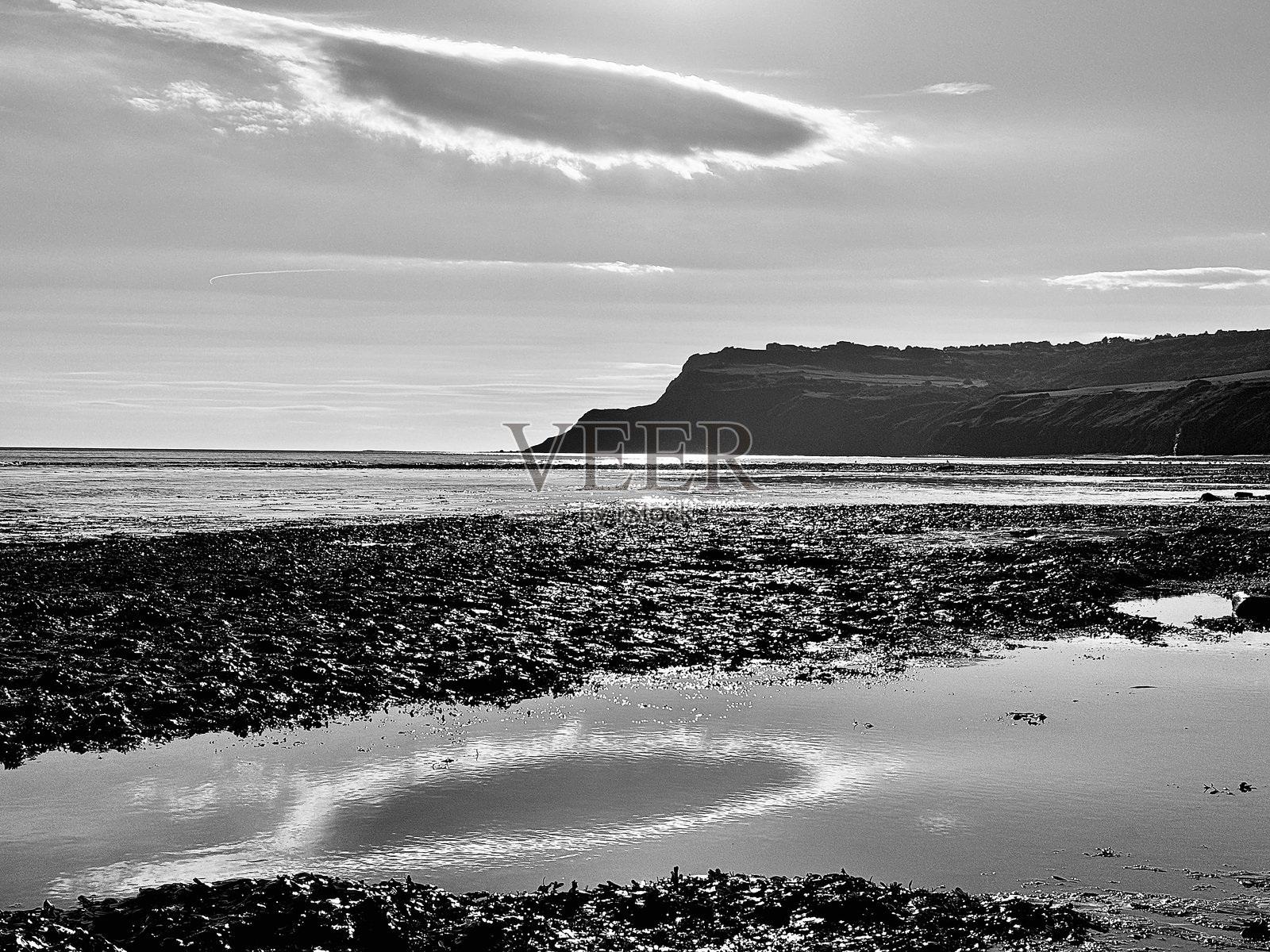 北约克郡罗宾汉斯湾潮汐池中倒映的云景照片摄影图片