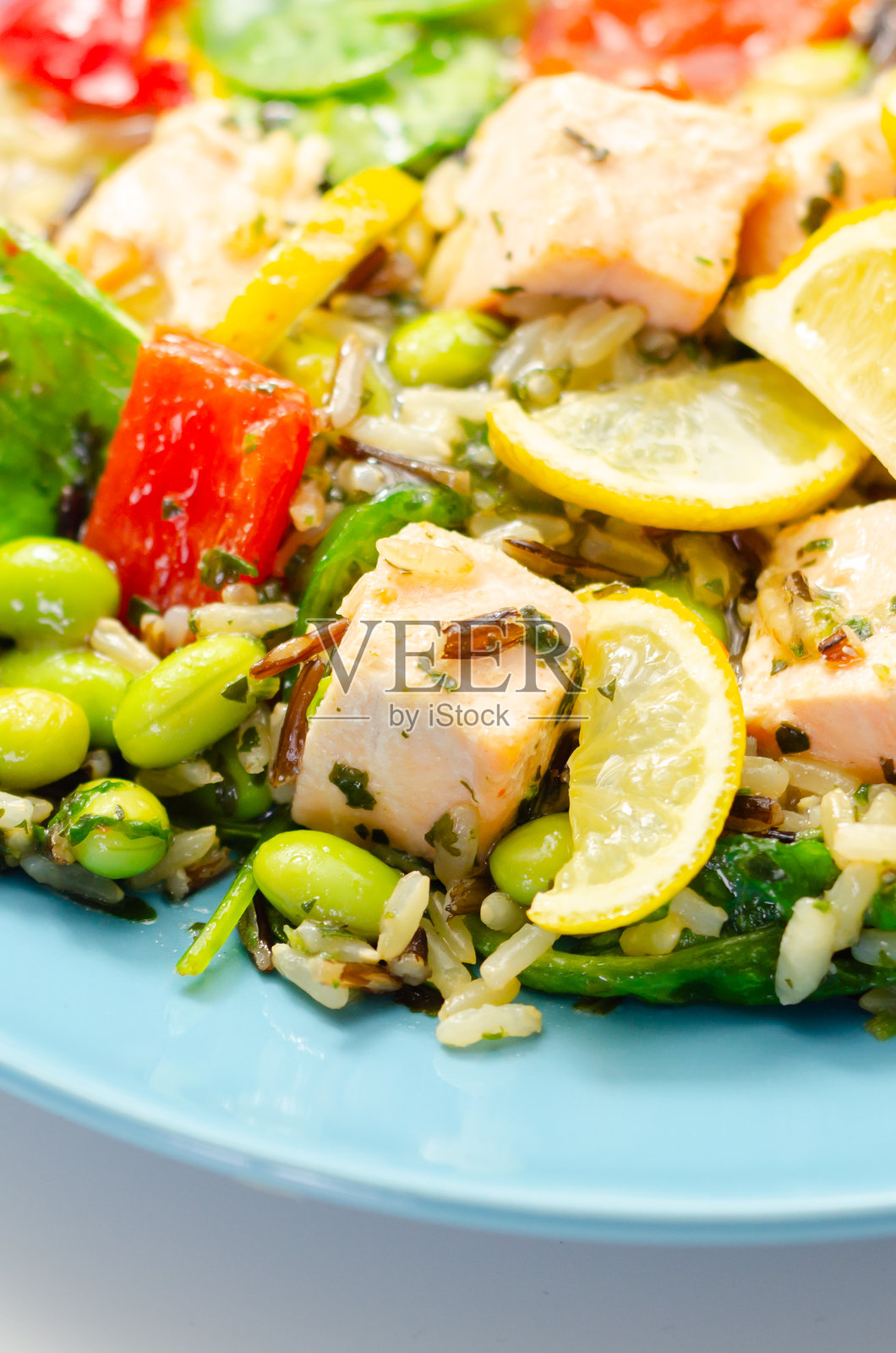 一盘食物,有金枪鱼块和柠檬角照片摄影图片