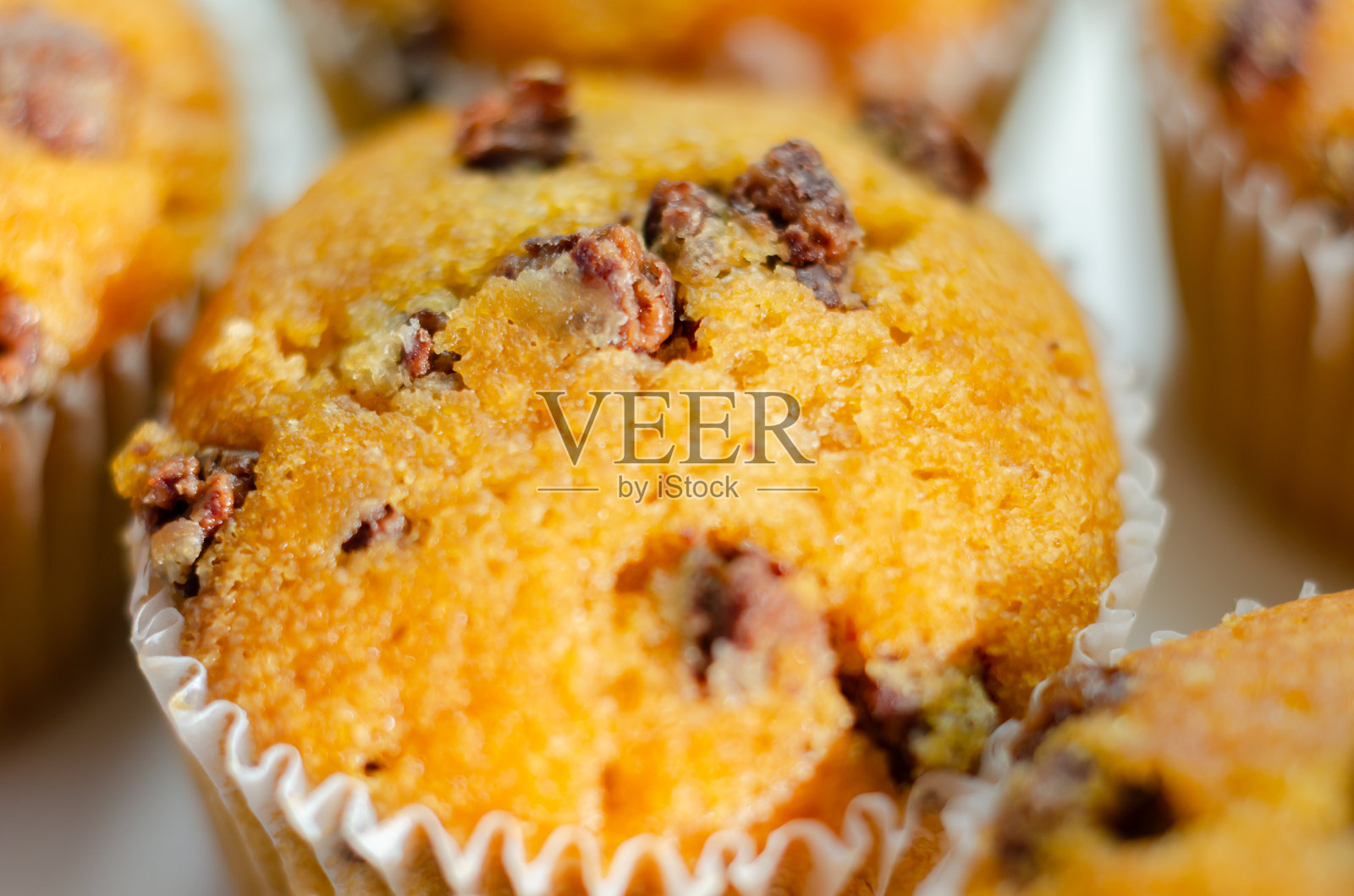 上面有巧克力碎屑的松饼特写照片摄影图片