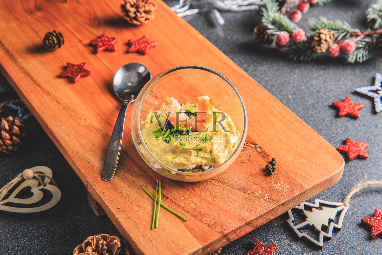 圣诞装饰的鲜虾牛油果杯,搭配奶油芝士、细香葱和龙虾籽的鳄梨酱照片摄影图片