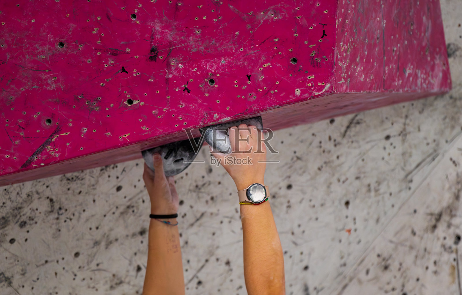 在室内进行抱石和攀岩照片摄影图片