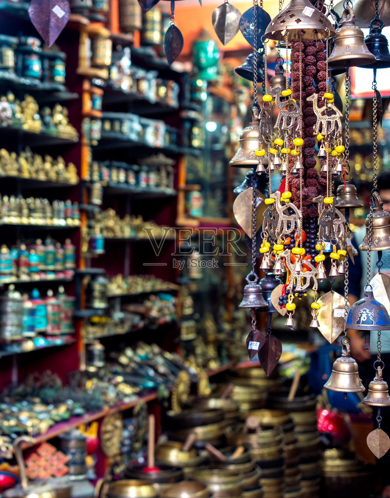 悬挂的金属铃铛照片摄影图片