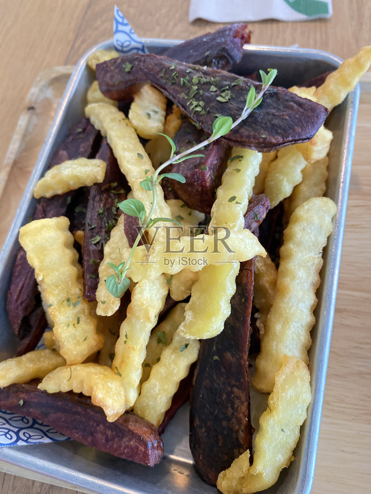 准备食物:肉和米饭照片摄影图片