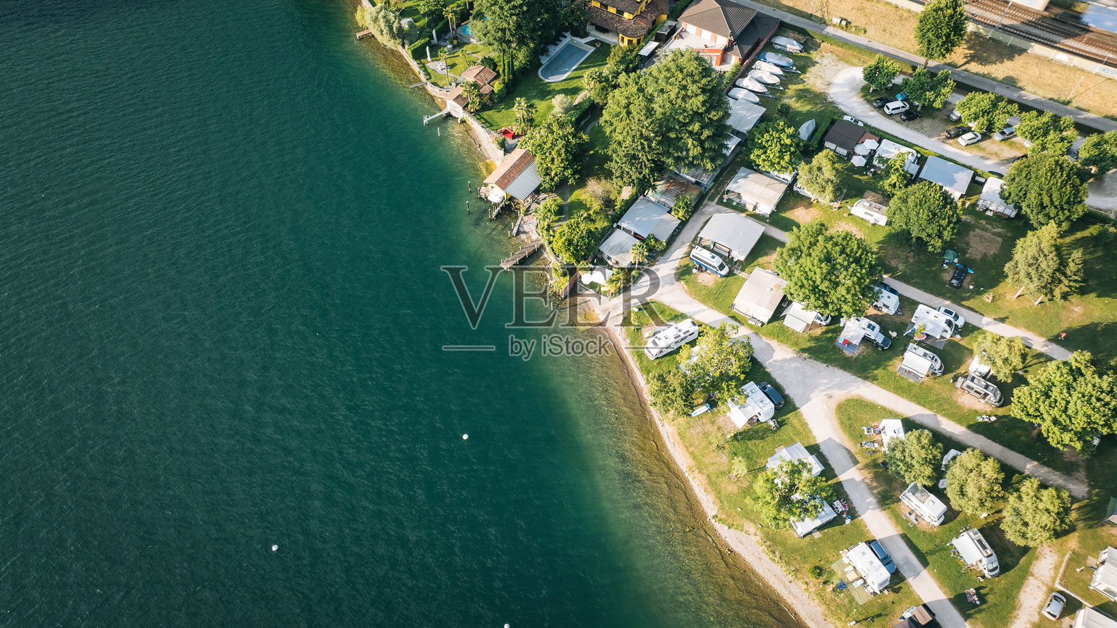 鸟瞰卢加诺湖露营地照片摄影图片