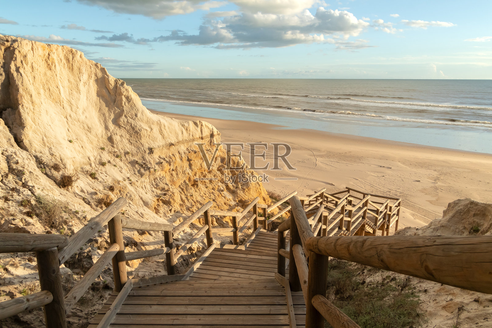 安达卢西亚日落时分的海岸沙丘与木制楼梯照片摄影图片