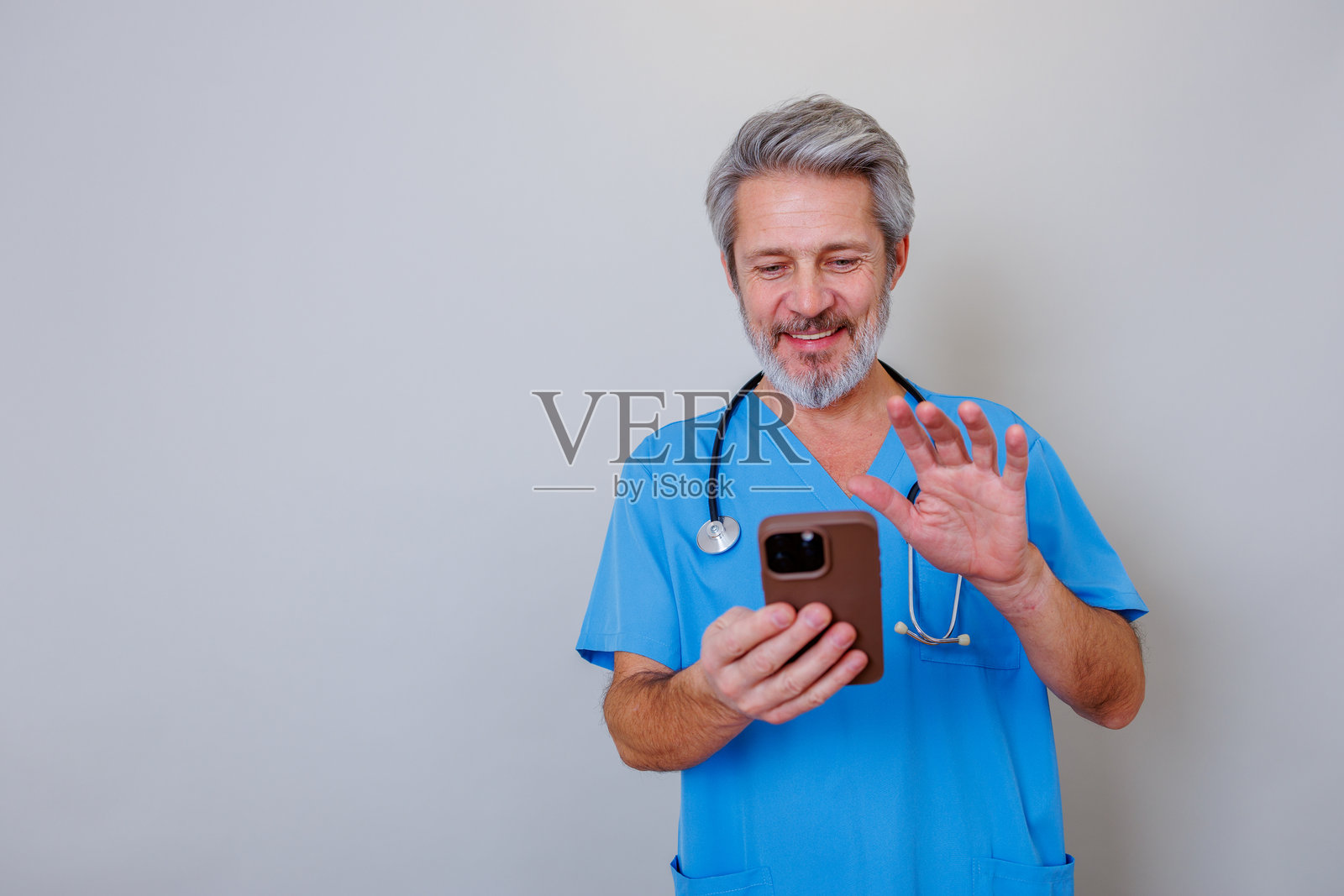 男医生通过智能手机进行视频通话,用于远程医疗和在线医疗咨询照片摄影图片