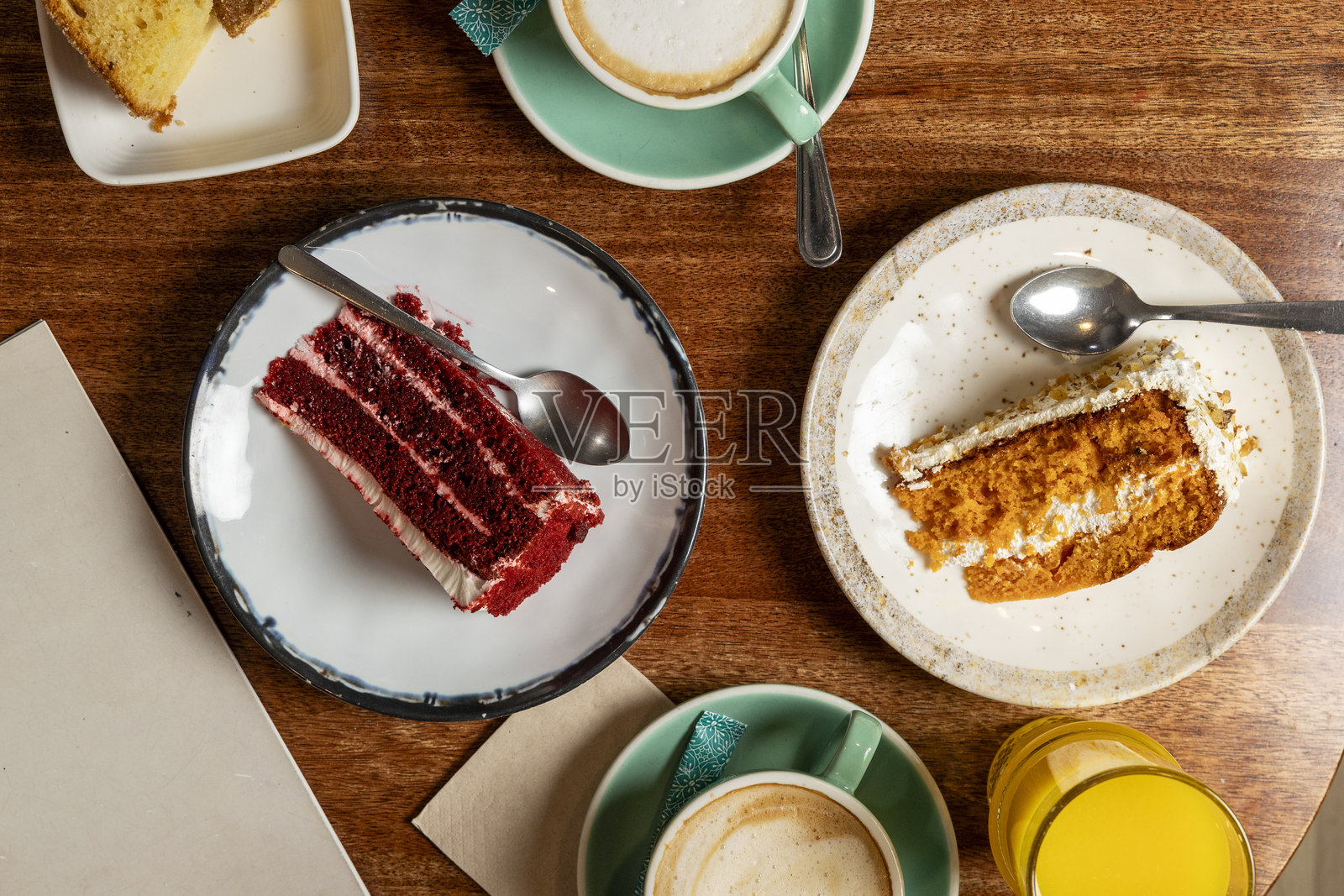 享用咖啡与红丝绒、胡萝卜蛋糕的切片照片摄影图片
