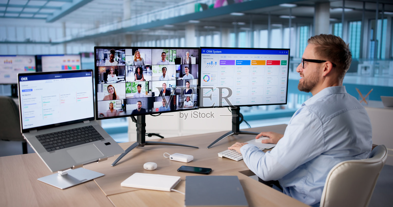 年轻男子展示业务业绩指标照片摄影图片