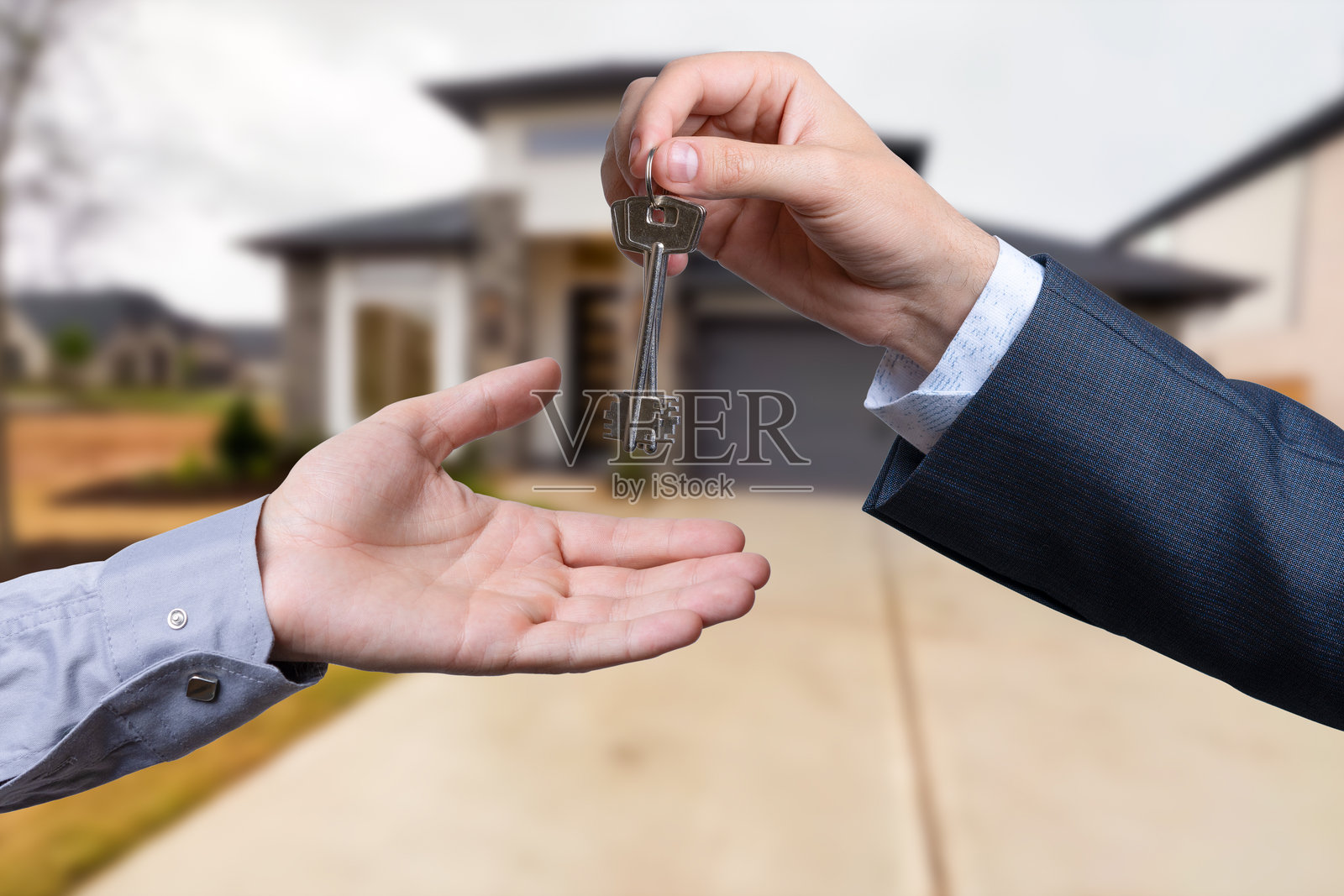 房产中介在签署租赁协议后将钥匙交给租客。照片摄影图片