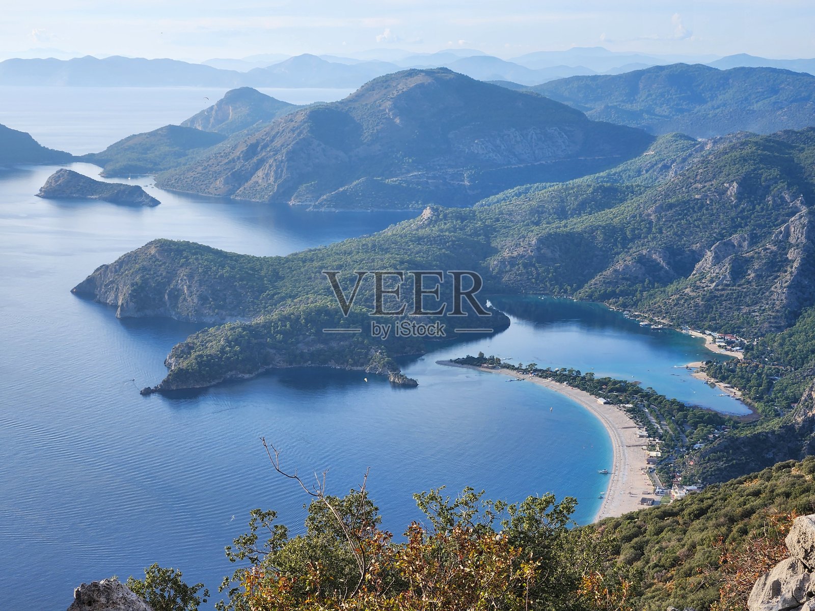 土耳其,安塔利亚,安迪夫利,吕基亚之路。费特希耶,厄吕代尼兹。俯瞰海湾的岩石斜坡。照片摄影图片