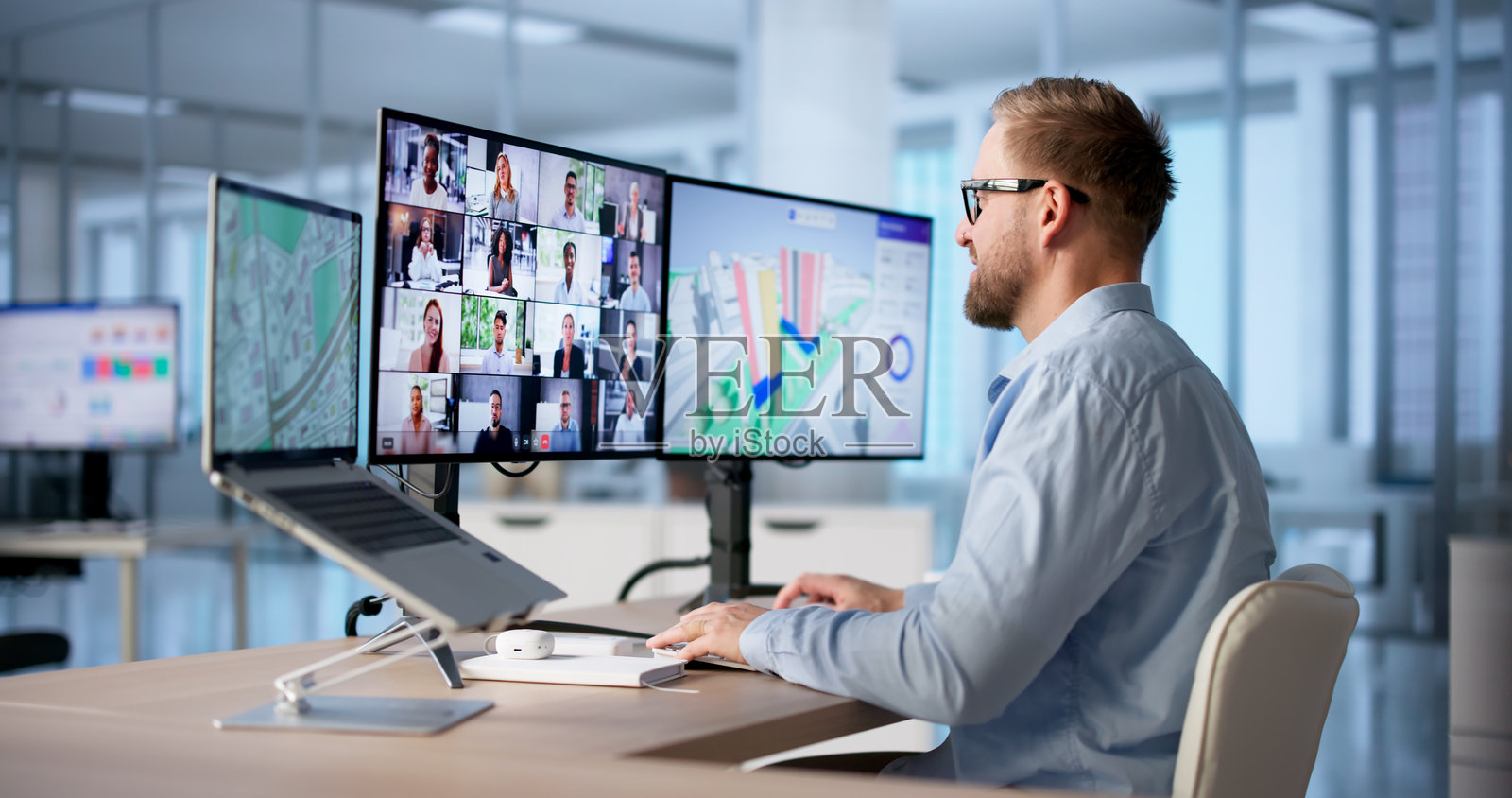 使用计算机软件解决房地产问题照片摄影图片