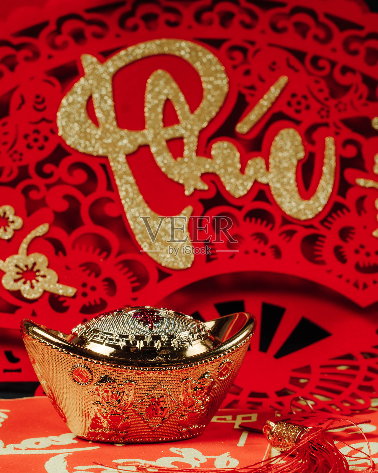 金色中国金元宝和红色纸张新年装饰照片摄影图片