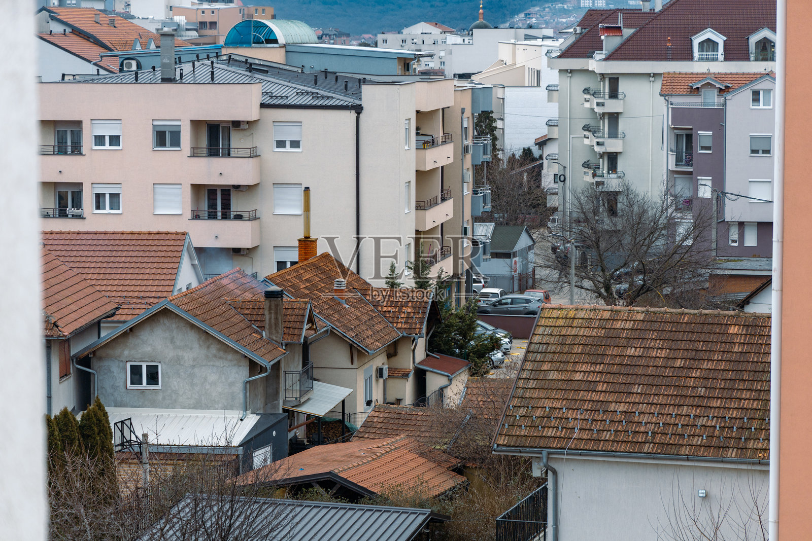 冬季城市屋顶公寓楼和房屋景观照片摄影图片