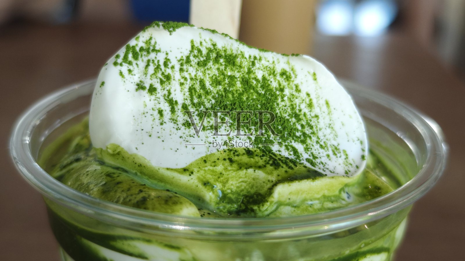 抹茶软冰淇淋。丝滑绵密。照片摄影图片