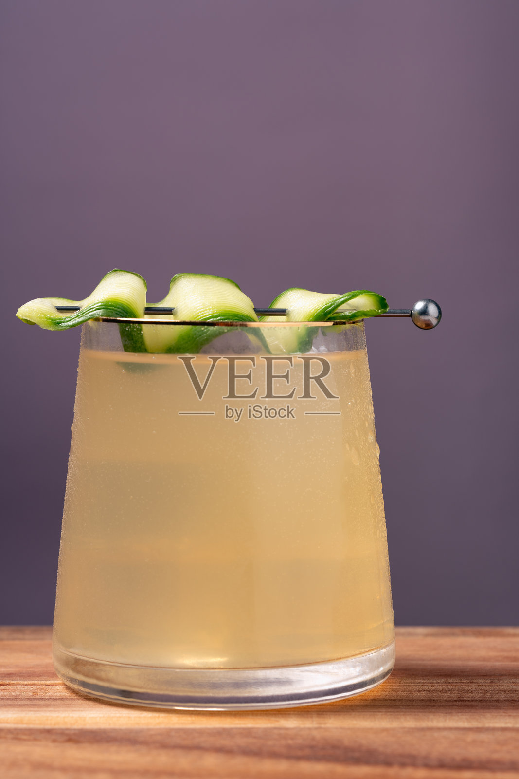木质吧台上的创意黄瓜鸡尾酒照片摄影图片