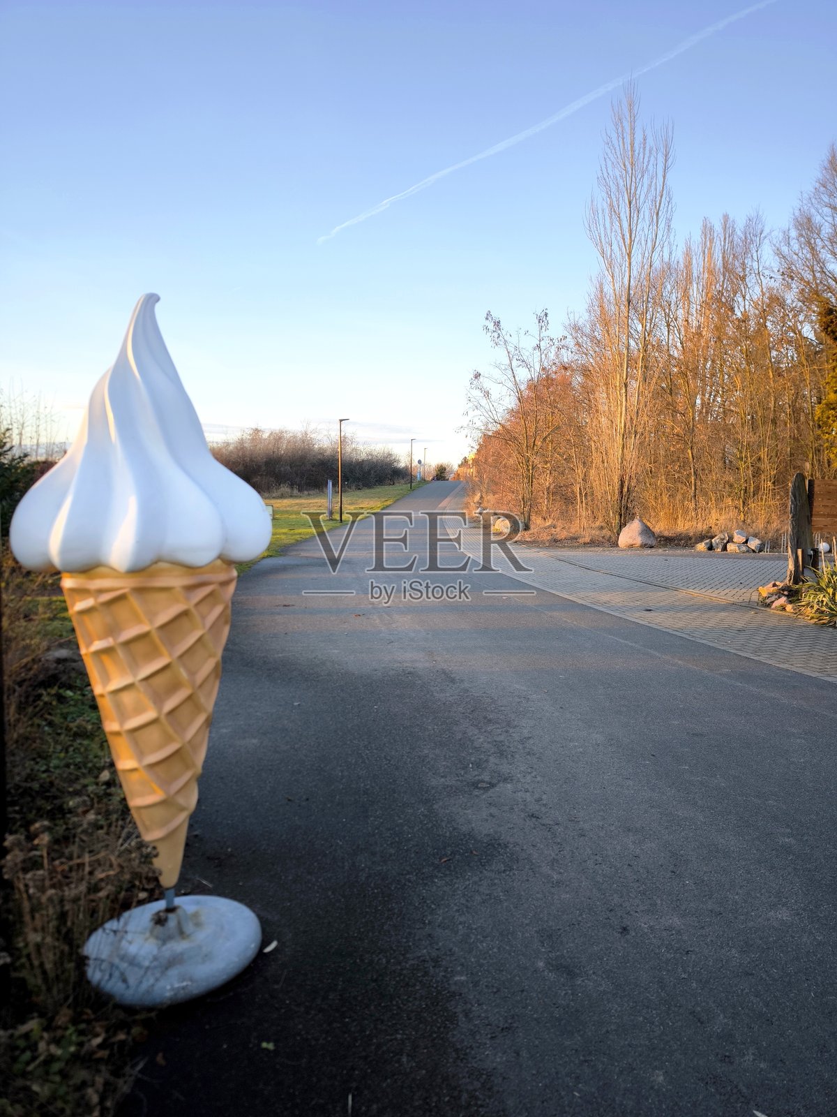 冰淇淋广告模特在公园或咖啡馆的行人道旁照片摄影图片