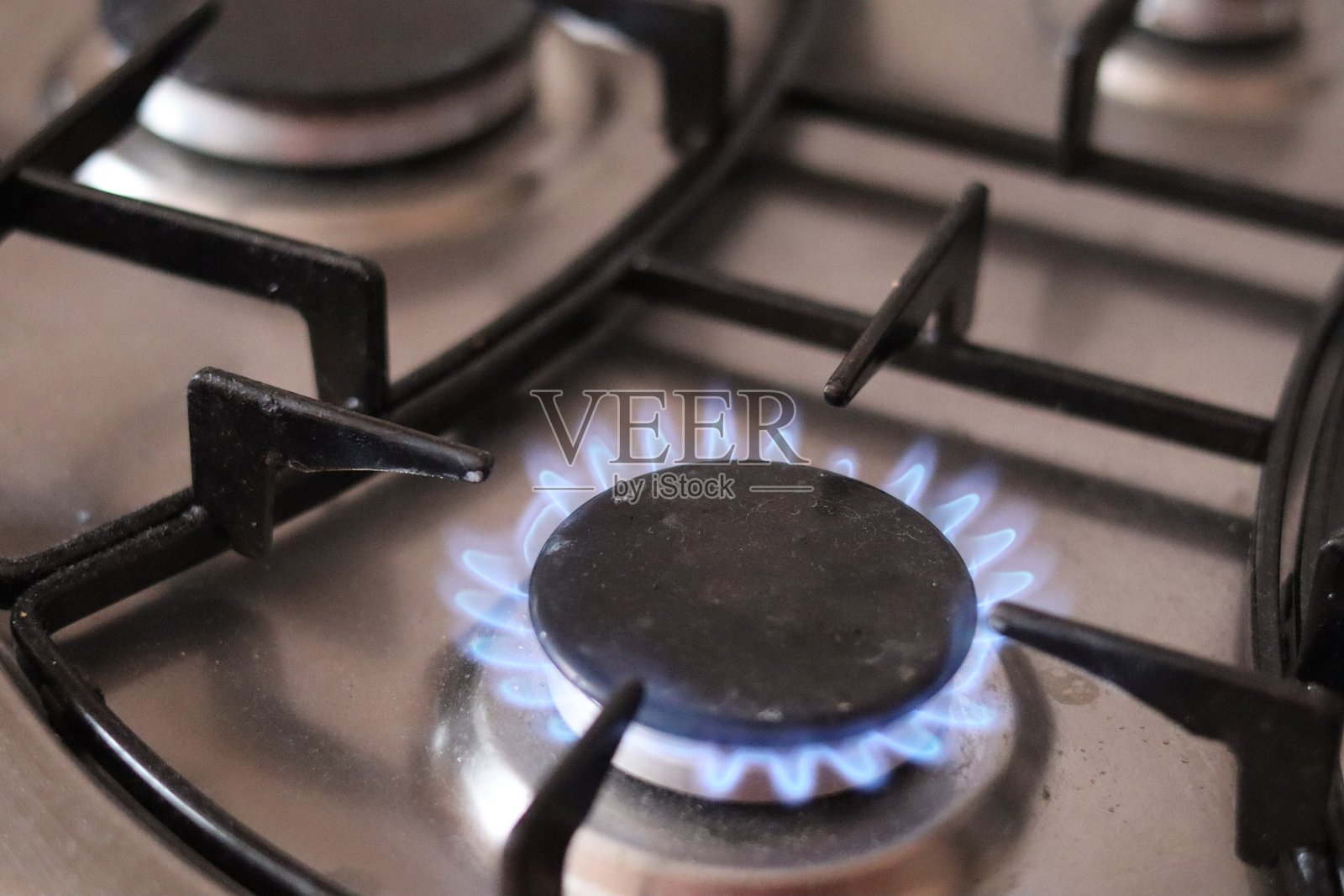 白天烹饪过程中厨房燃气灶的火焰照片摄影图片