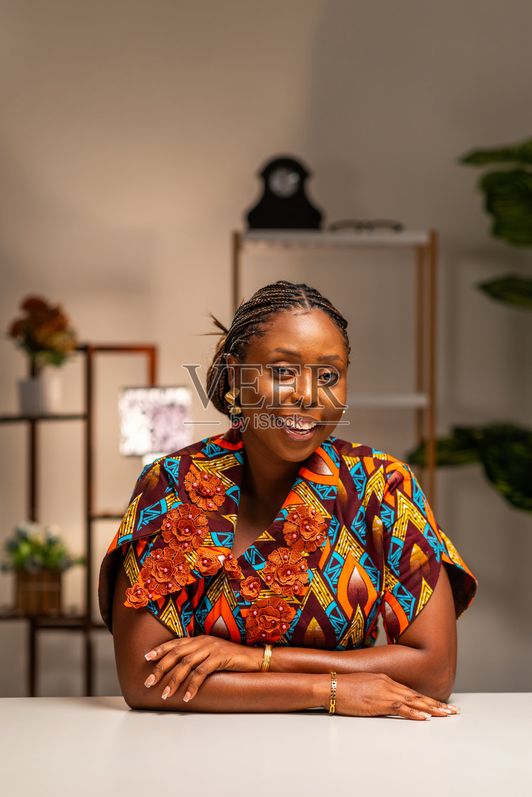 快乐的年轻非洲裔女性博主、教师,在家中办公室工作,看向镜头,进行在线工作照片摄影图片