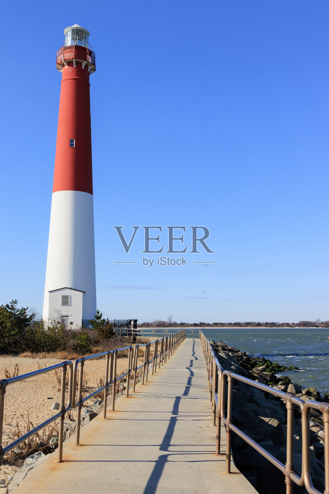 巴内加特灯塔和海滨步道照片摄影图片