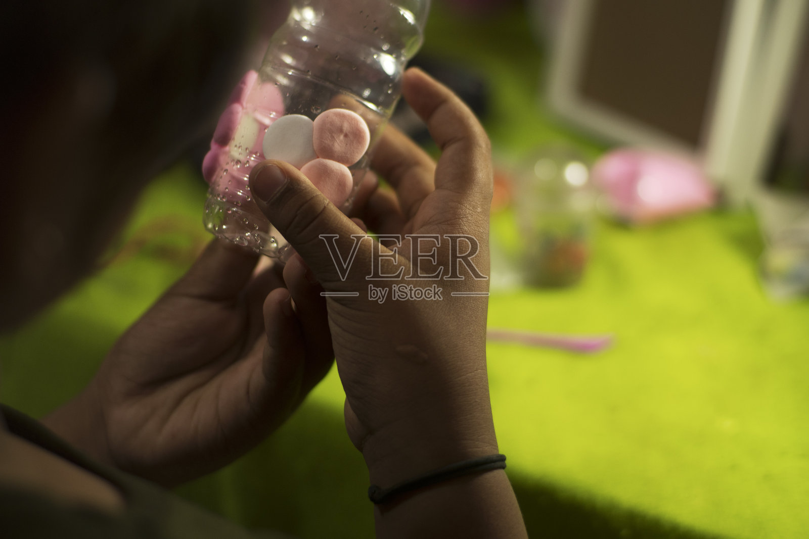 创意黏土瓶子装饰照片摄影图片