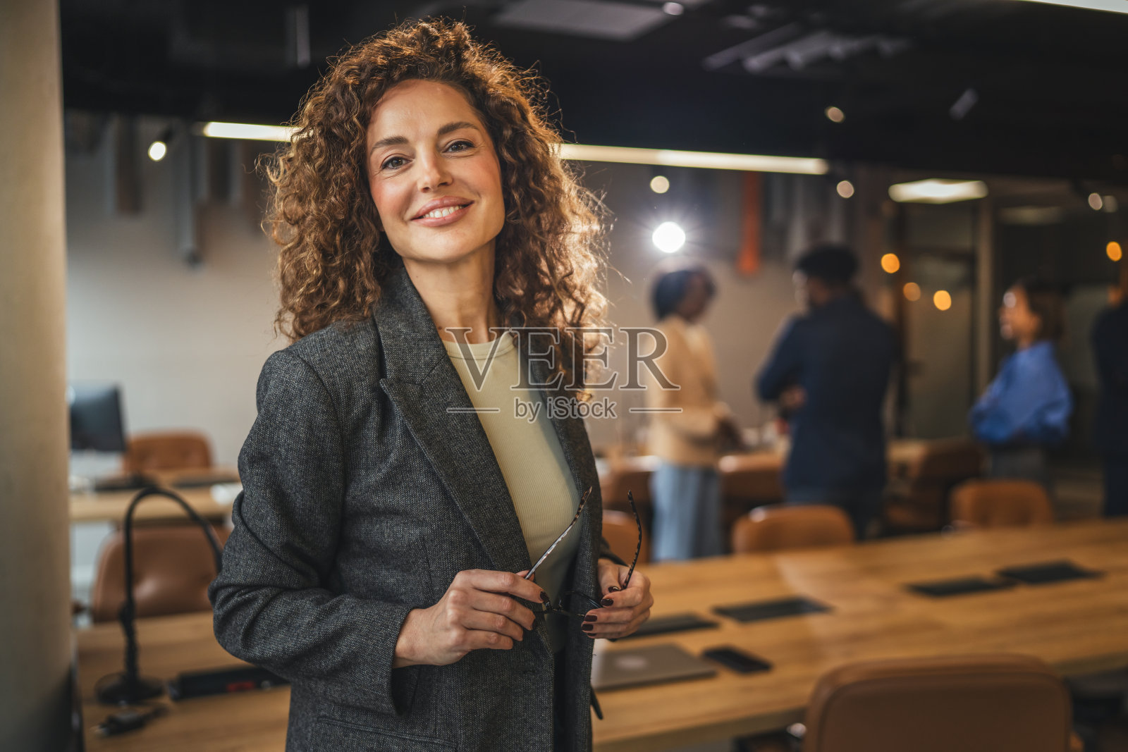 女商人邀请同事在办公室开会照片摄影图片