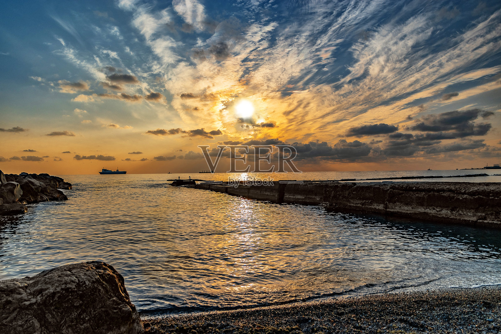 蓝色天空中的海浪和乌云照片摄影图片