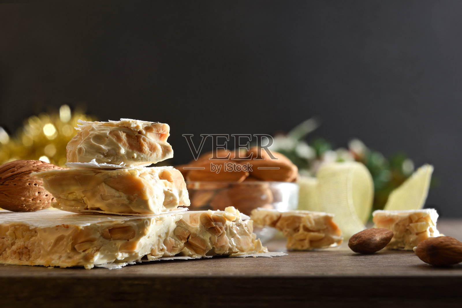 杏仁硬牛轧糖裹着薄脆饼干,背景为黑色。照片摄影图片