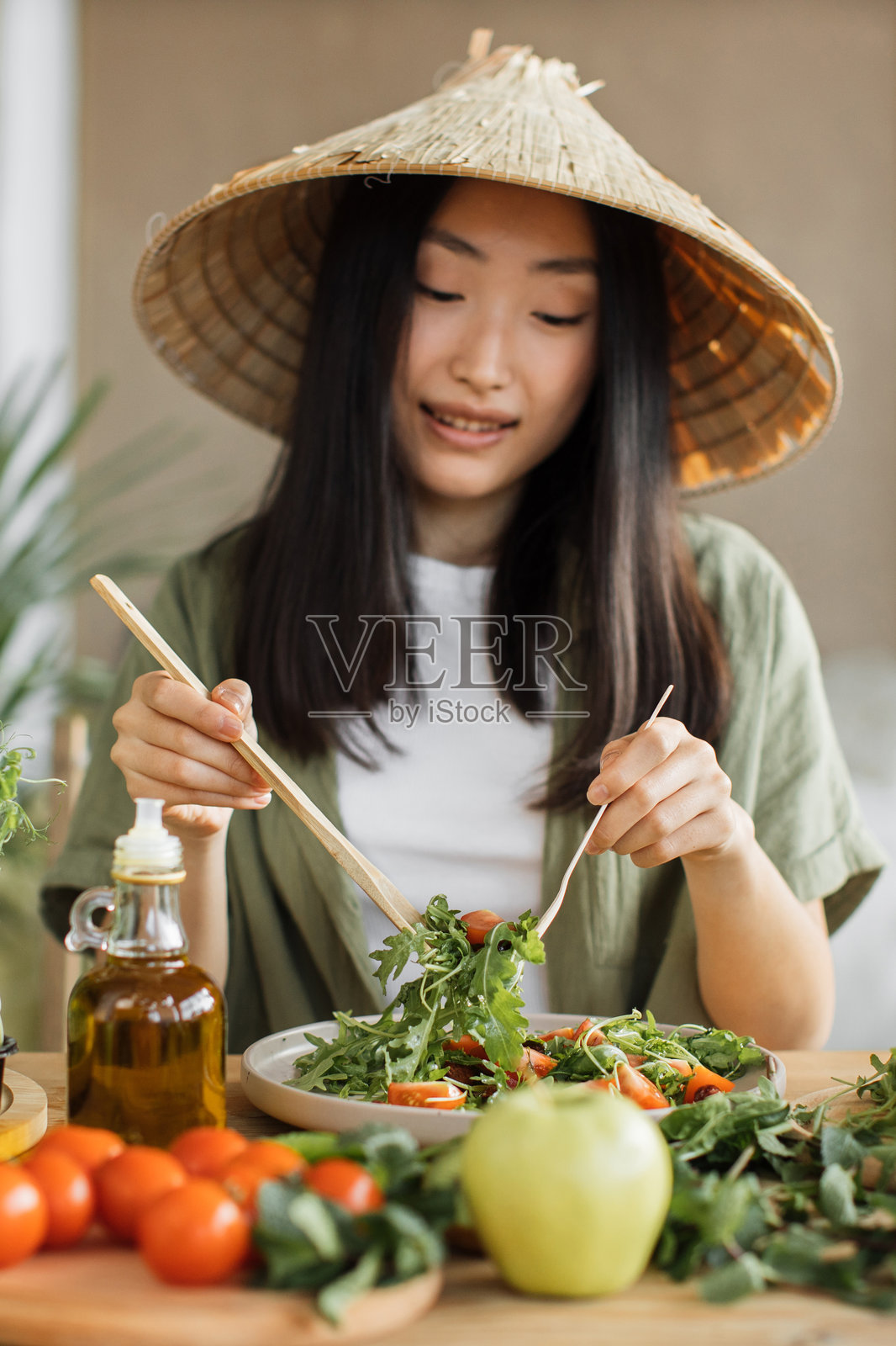 亚洲女性吃沙拉照片摄影图片